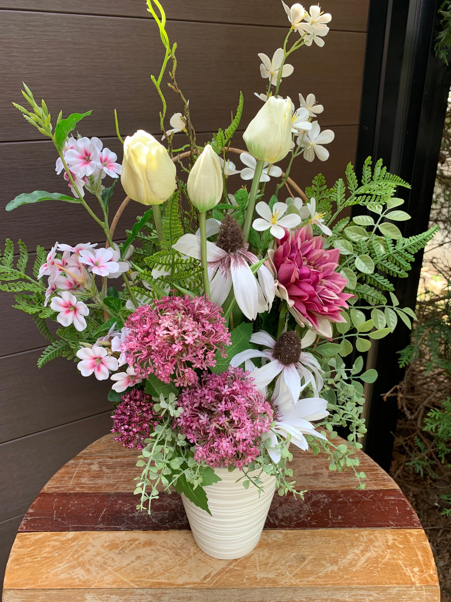 Arrangement floral printanier – Tons rose et crème
