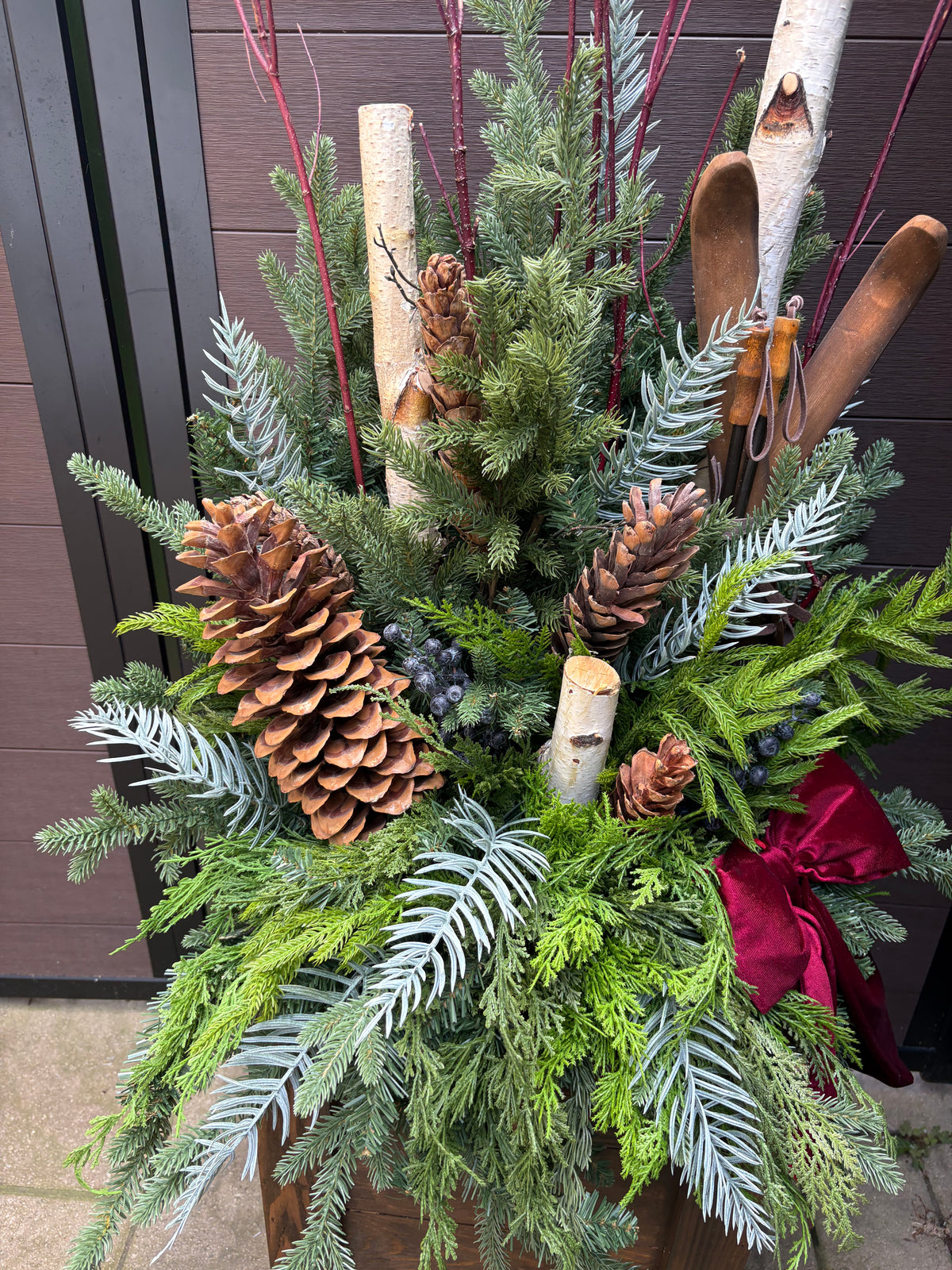 Ensemble décoratif hivernal haut de gamme – arrangement et caisson en bois.