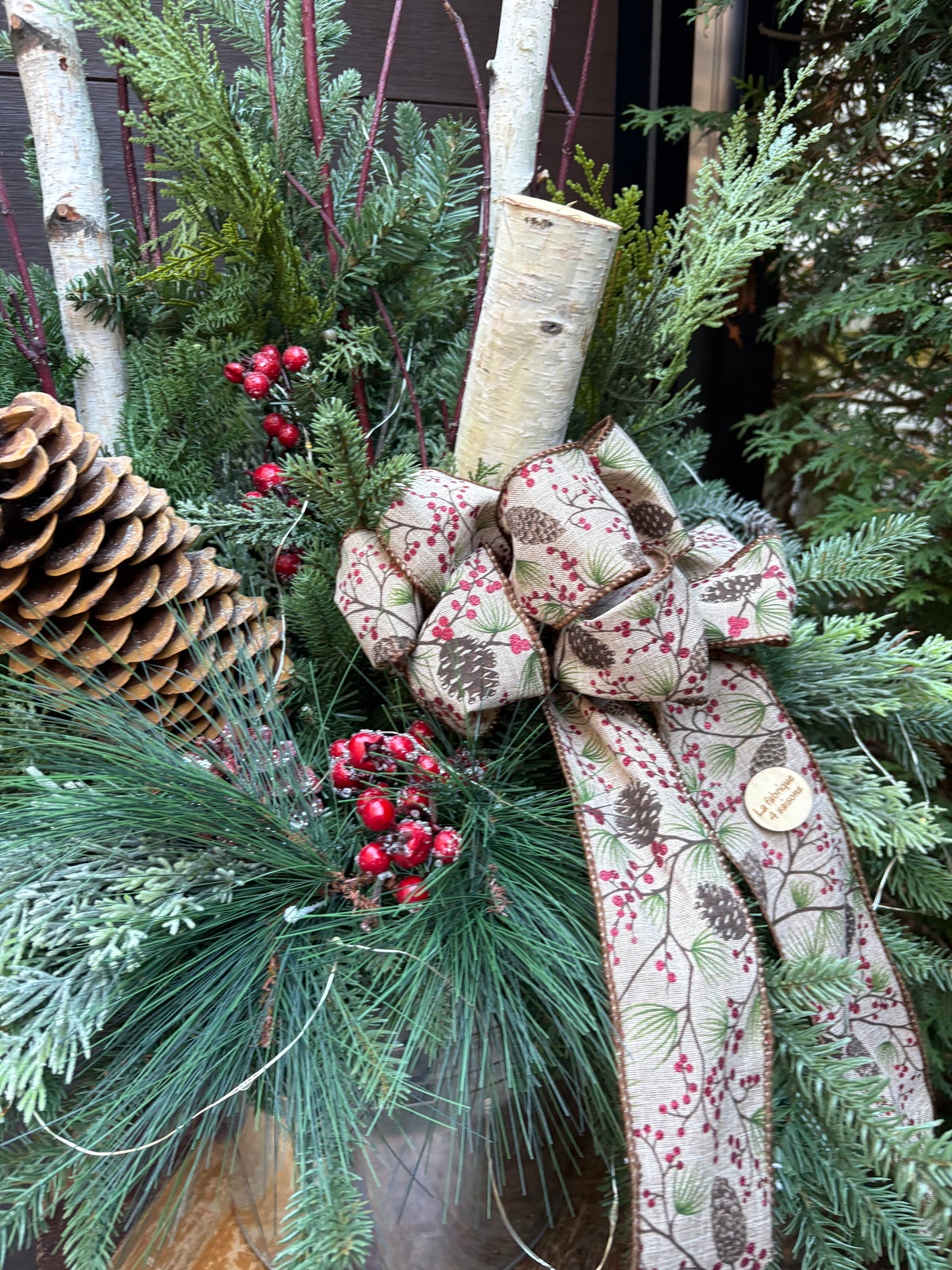 Arrangement hivernal rustique en pot de métal – 37 pouces