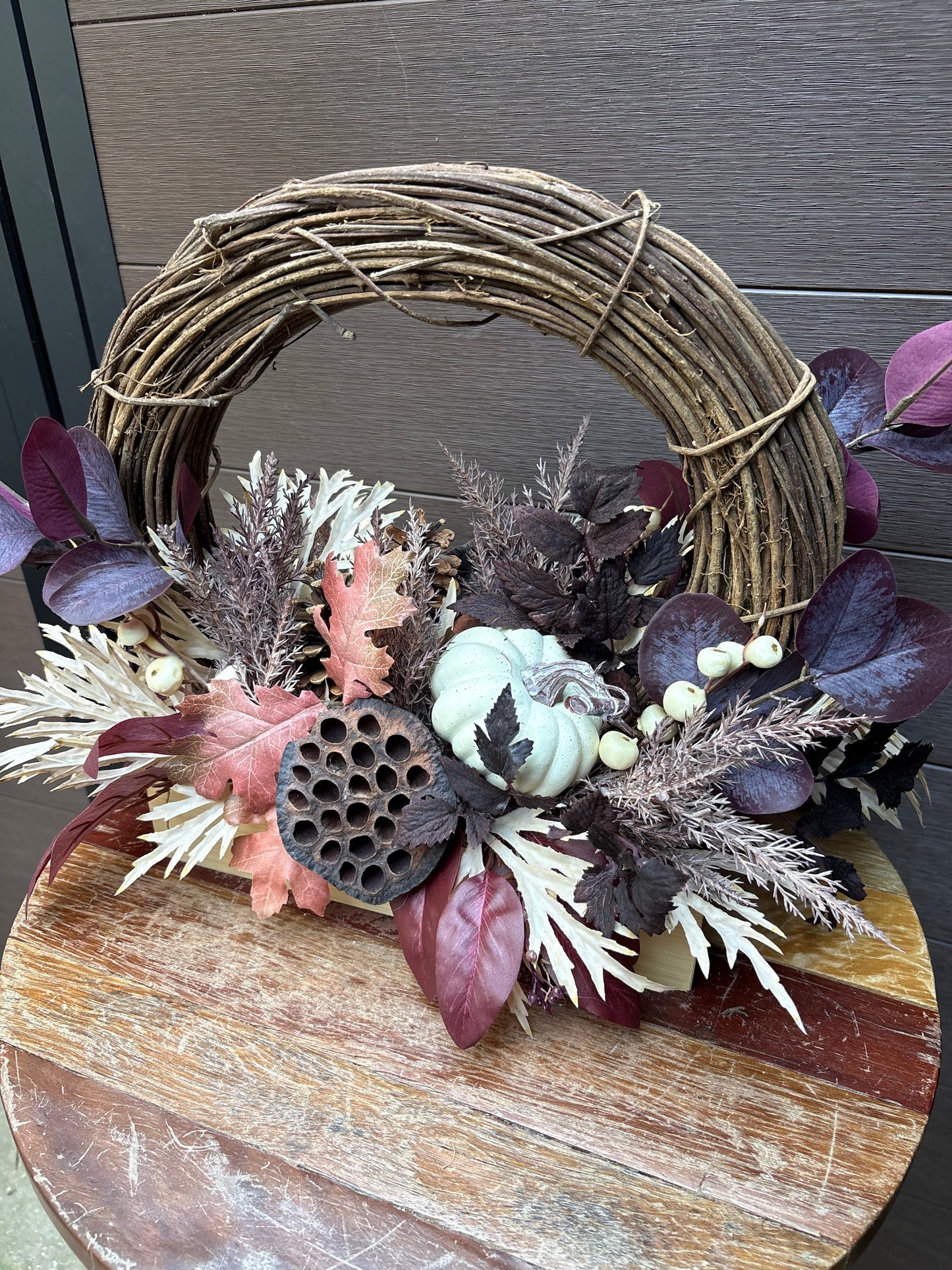 Centre de table d’automne double face – Arche de vigne et citrouille
