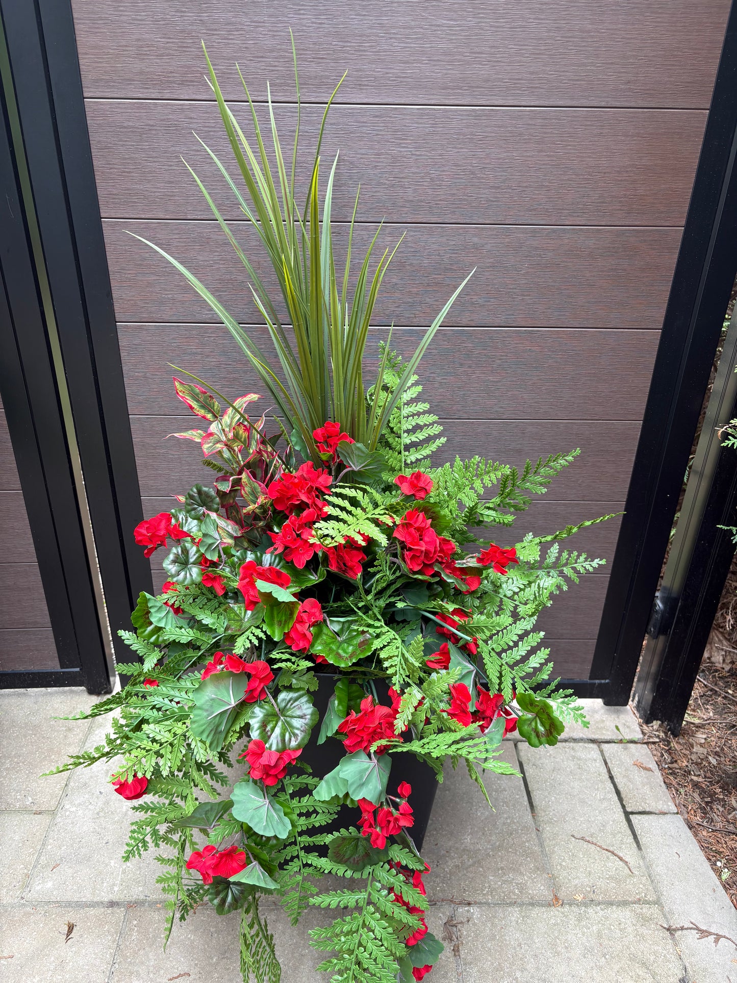 Arrangement extérieur – Géranium, fougère et feuillage panaché