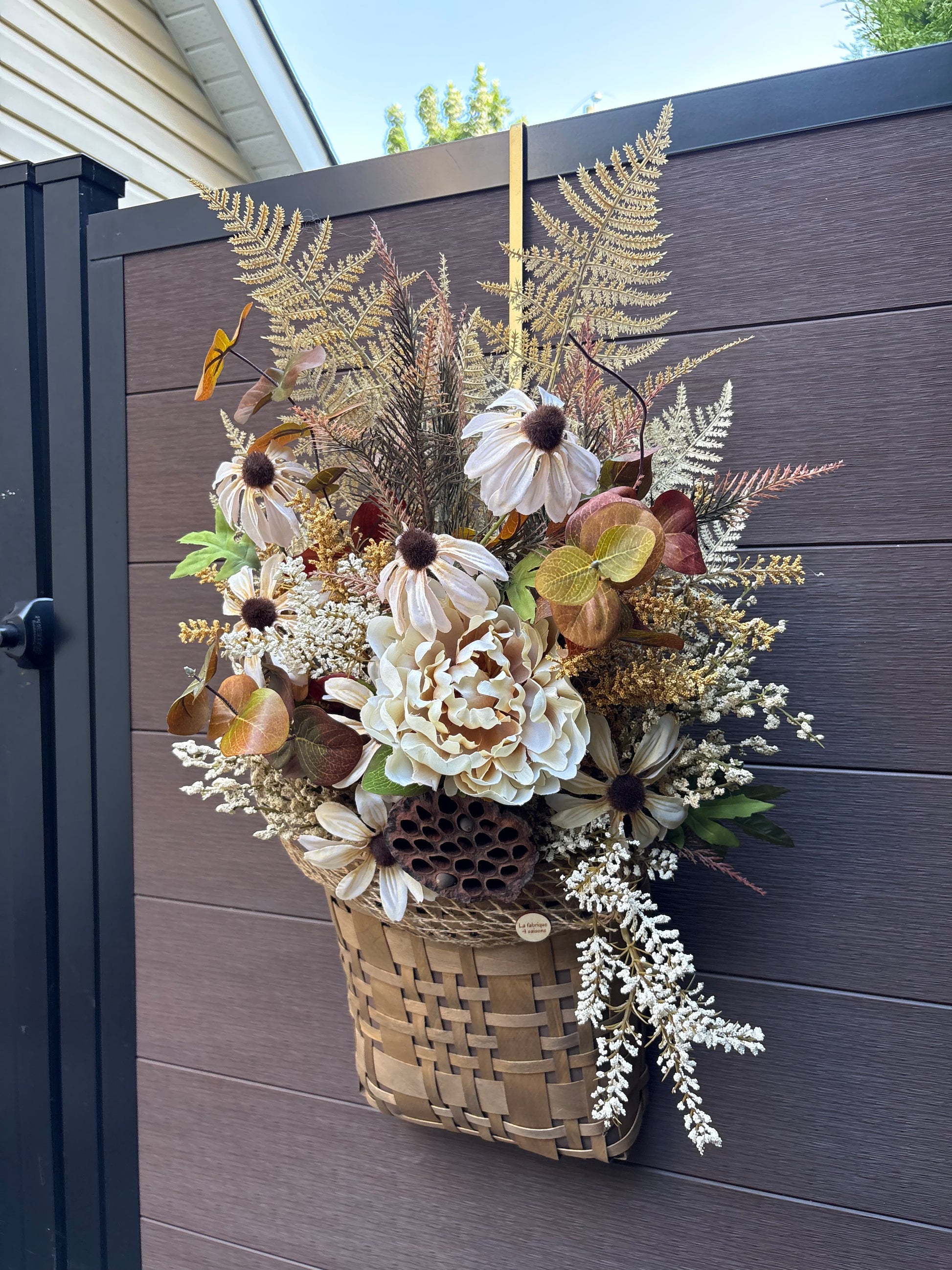 Panier mural d’automne rustique chic en osier avec fleurs artificielles crème