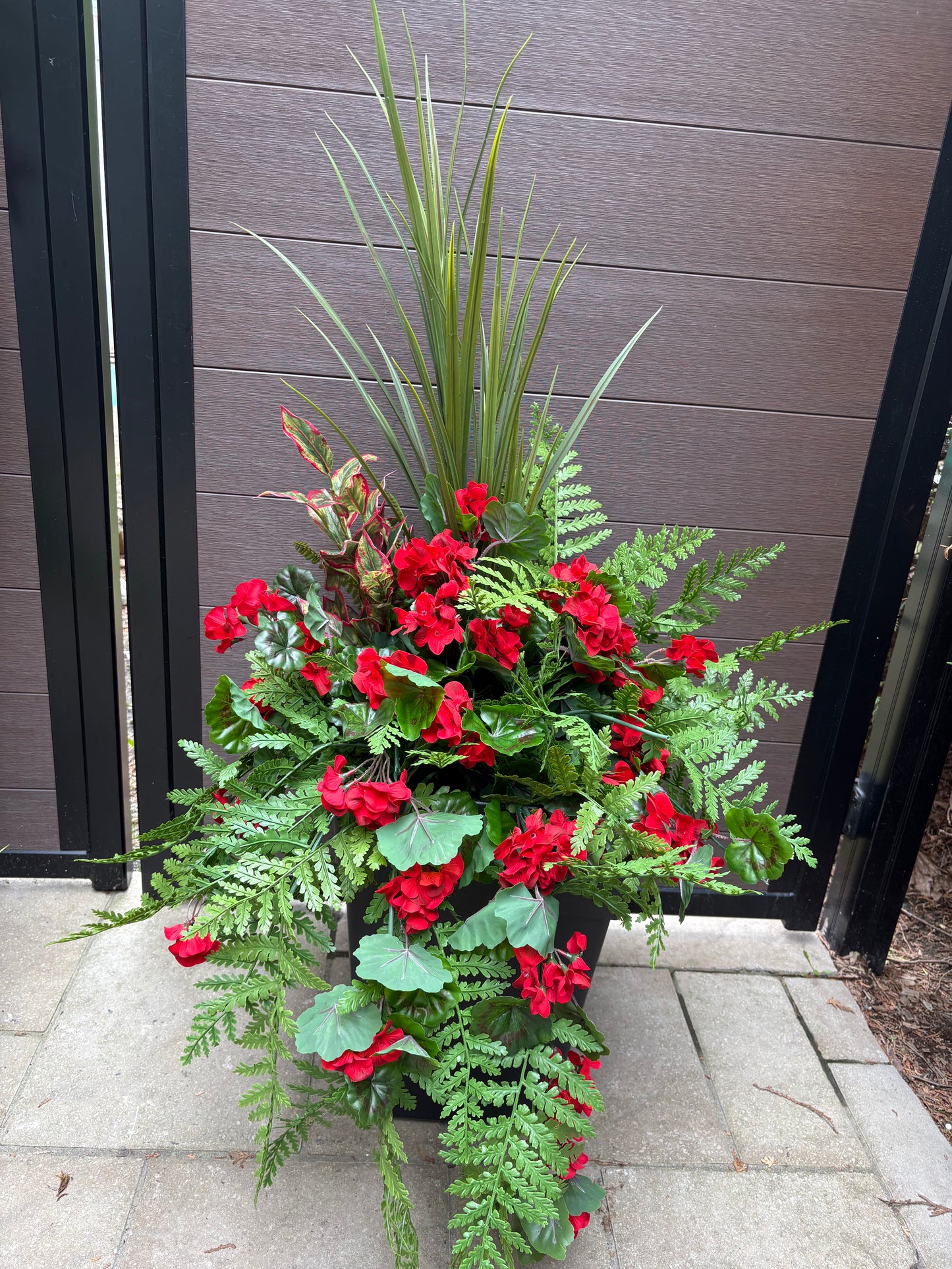 Arrangement extérieur – Géranium, fougère et feuillage panaché