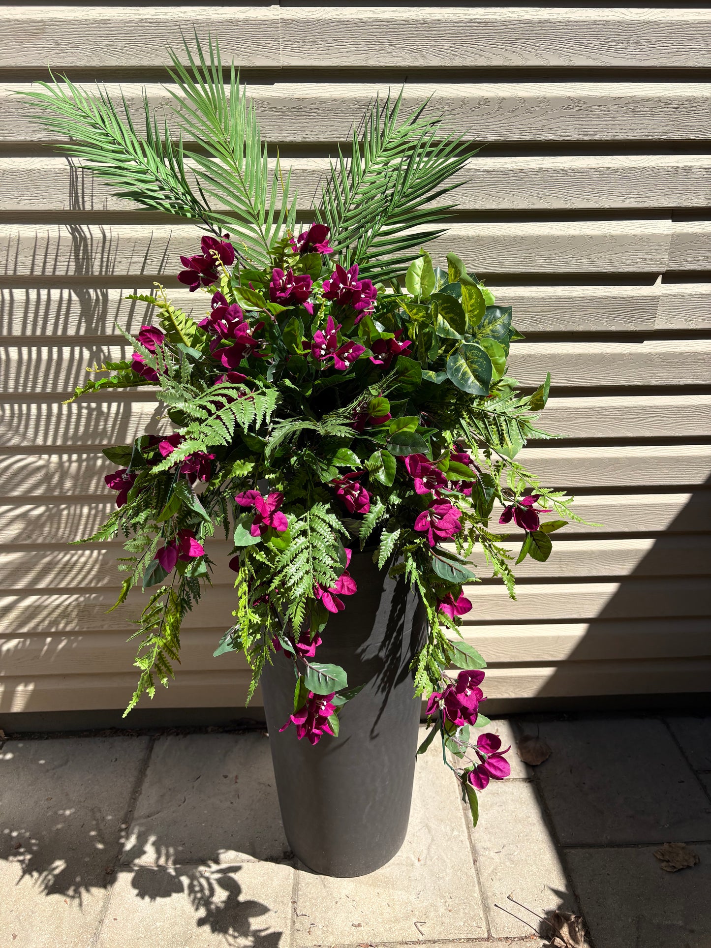 Arrangement bougainvillier prune et feuillage – style tropical chic
