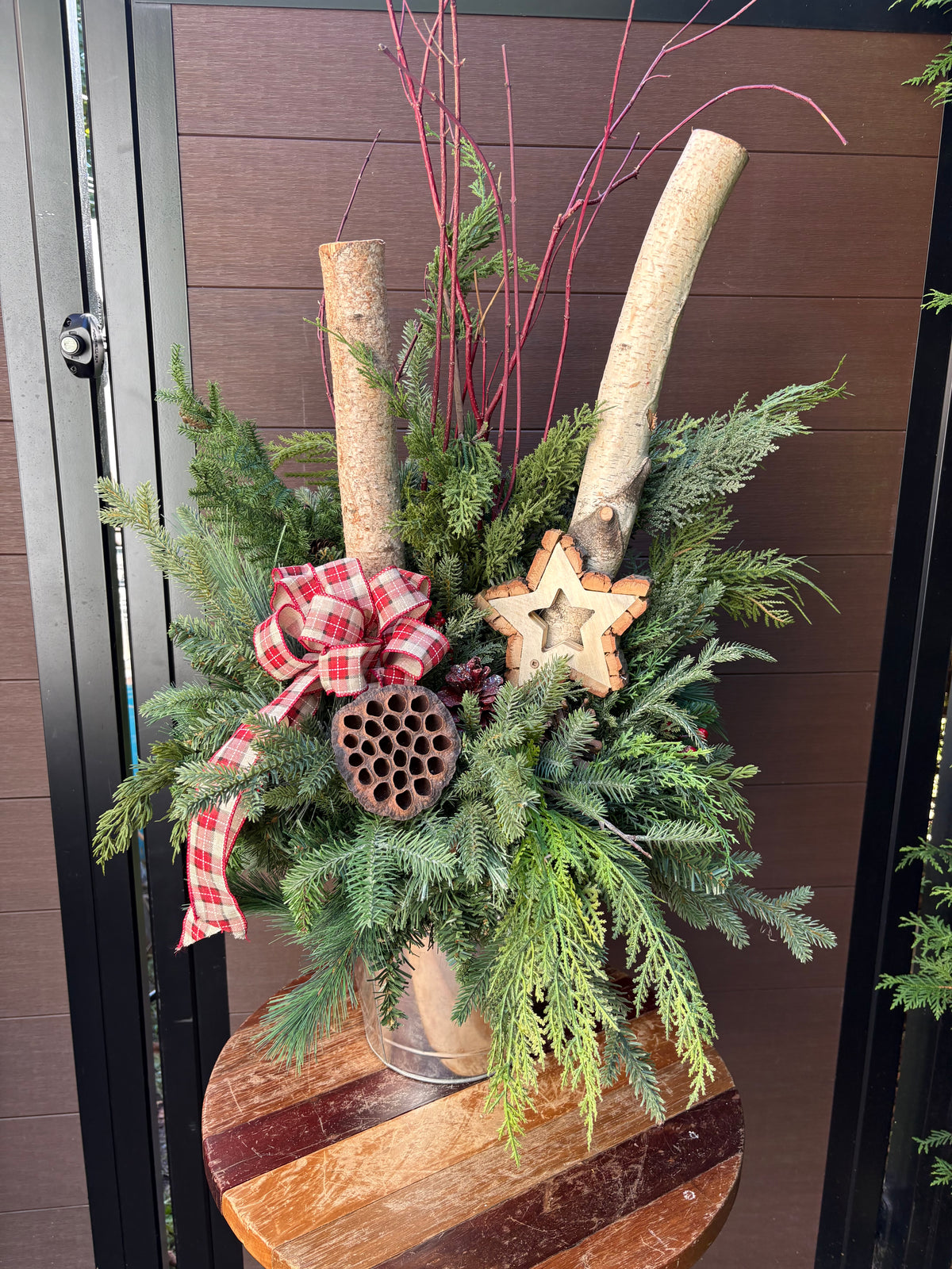Arrangement hivernal rustique de 32 po – Branches de bouleau et étoile en bois