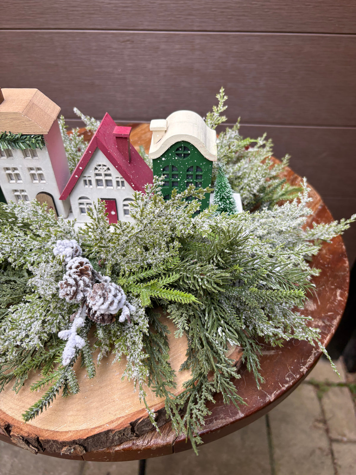 Village de Noël illuminé sur rondin de bois naturel – Décoration hivernale rustique chic – 22 x 13 po
