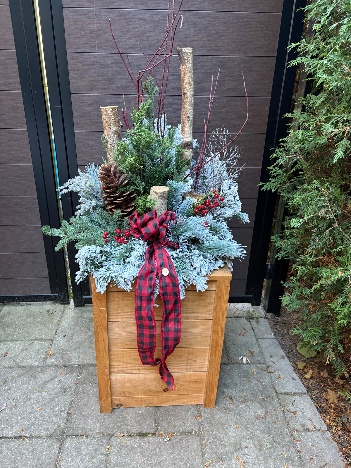 Arrangement hivernal enneigé de 42 po – Bouleau, baies rouges et ruban à carreaux