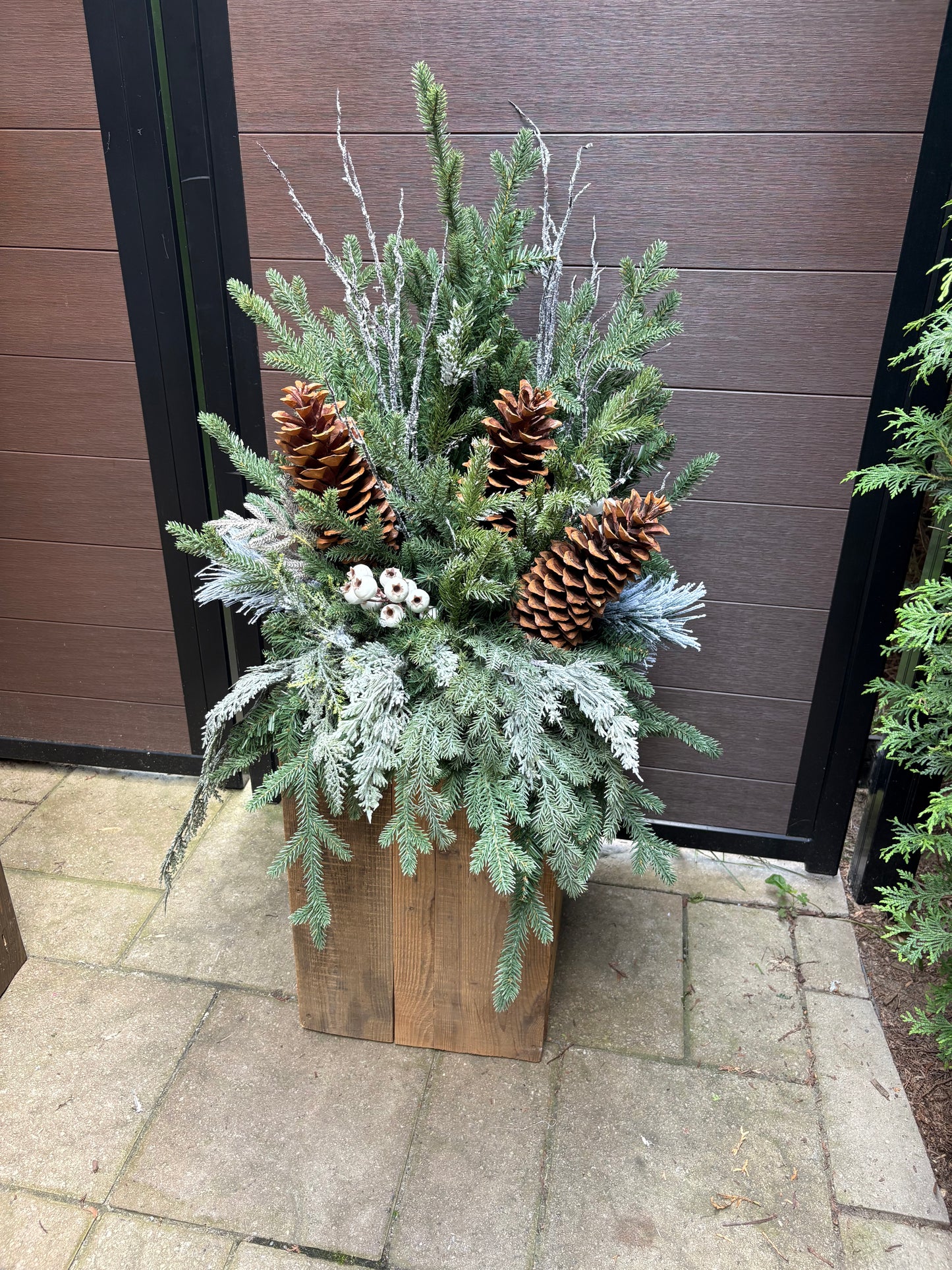 Arrangement hivernal rustique chic en pot d’écorce – 37 po