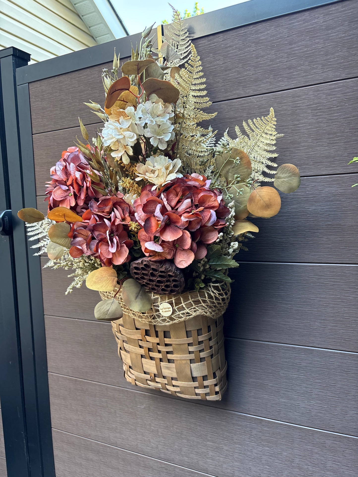 Panier mural d’automne avec hortensias bordeaux vu de côté