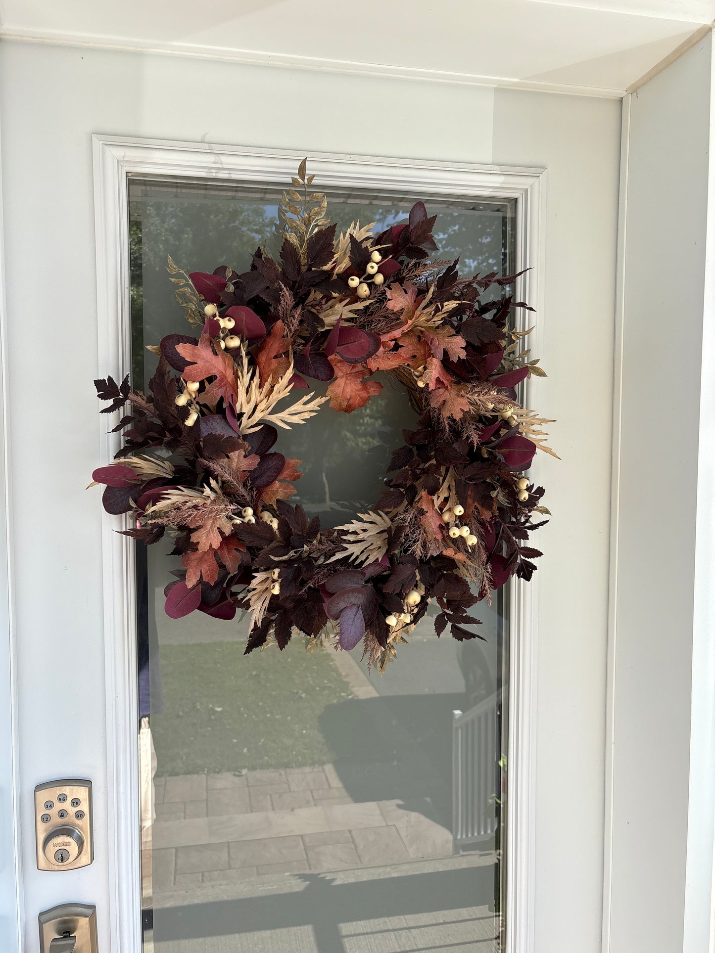 Couronne d’automne rustique présentée sur une porte