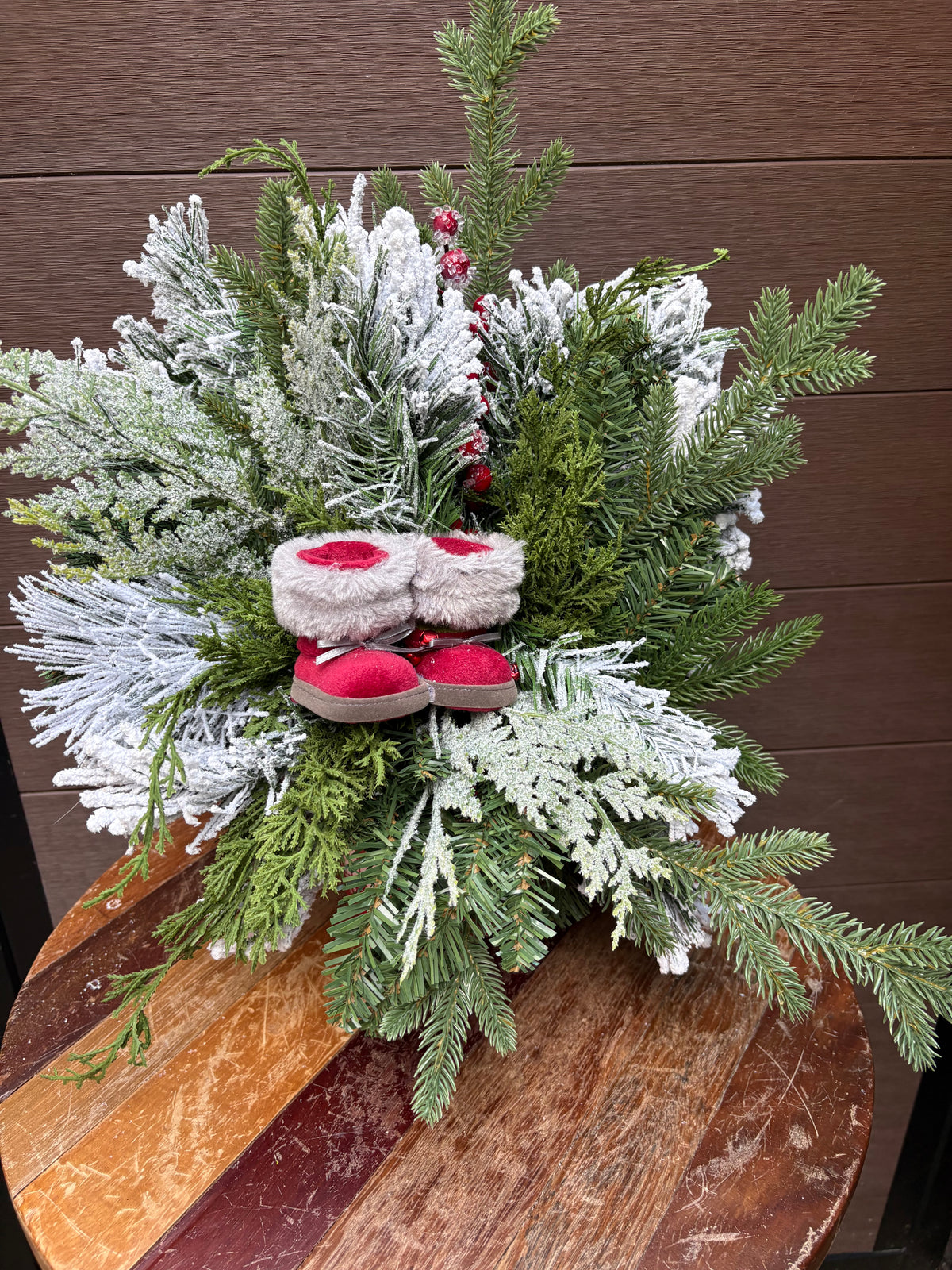 Sapin enneigé sur planche de bois de grange – Décoration hivernale rustique 55 po