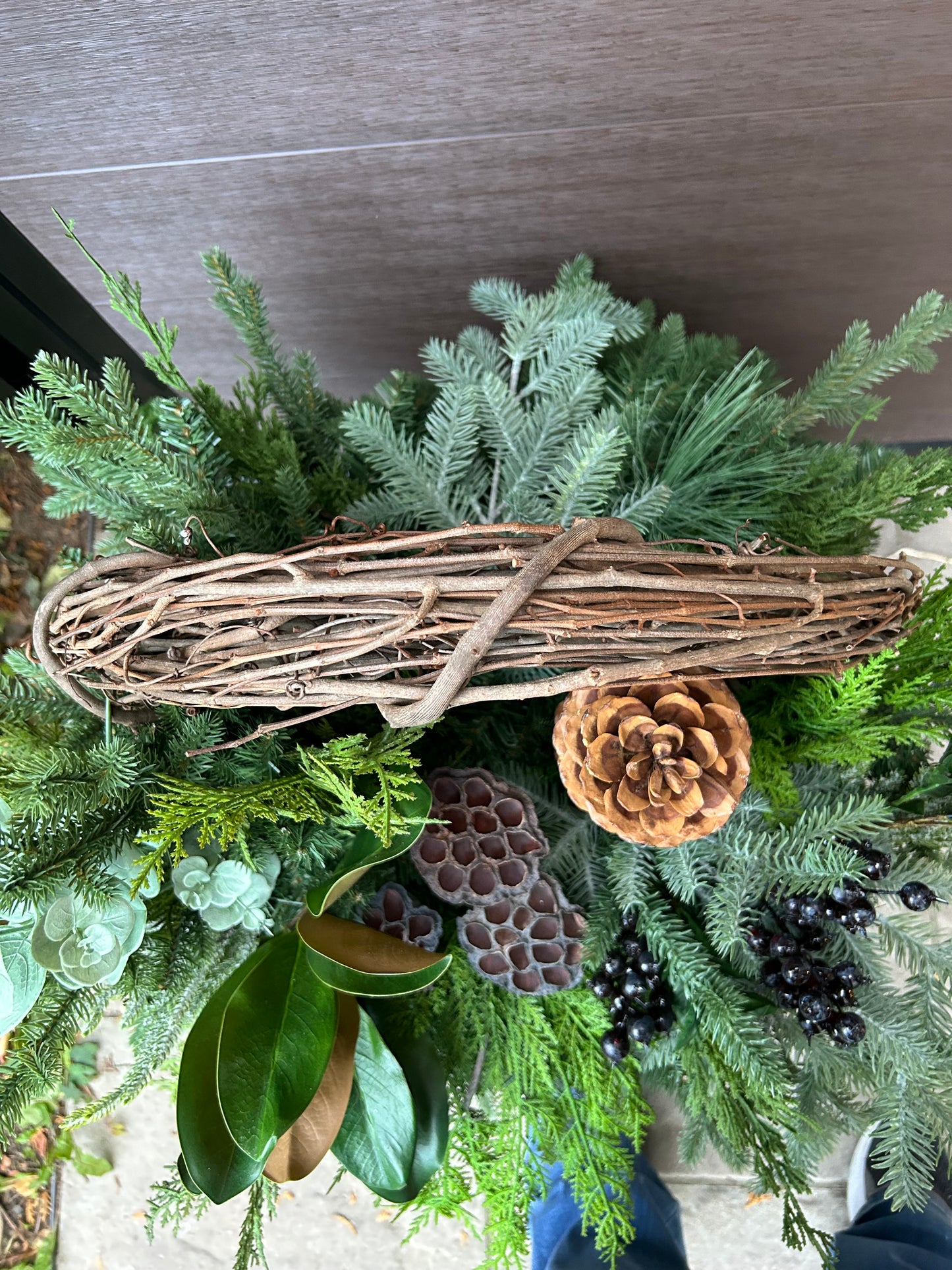 Arrangement hivernal naturel en pot – Verdure, cocottes et couronne de vigne