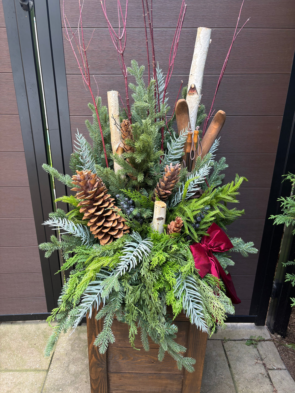 Ensemble décoratif hivernal haut de gamme – arrangement et caisson en bois.