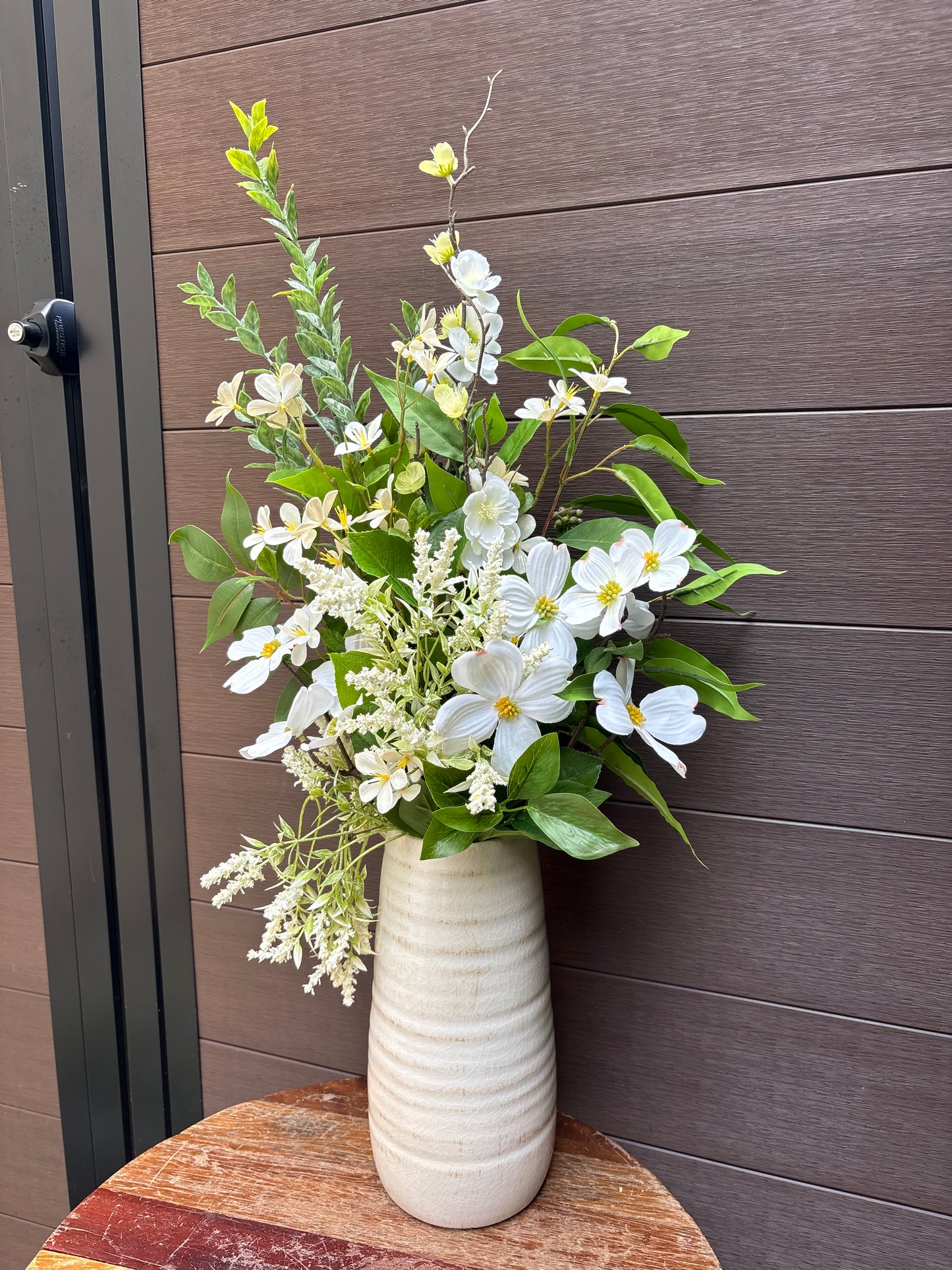 Arrangement floral blanc champêtre en pot céramique – style naturel chic