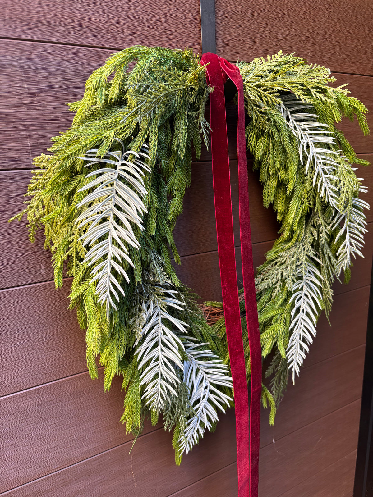 Couronne d’hiver asymétrique 24 x 22 po – Sapinage et velours bourgogne