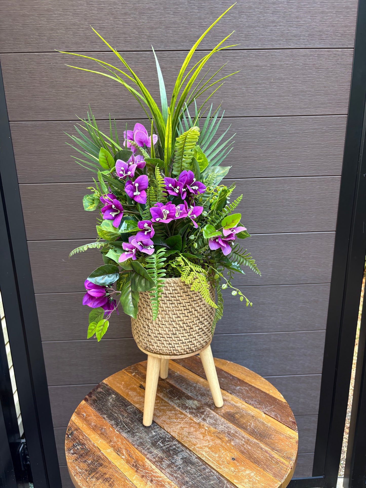 Arrangement bougainvillier mauve et feuillage – style exotique chic