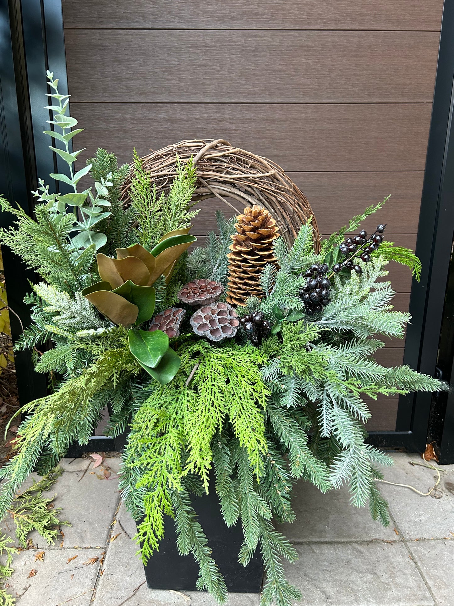 Arrangement hivernal naturel en pot – Verdure, cocottes et couronne de vigne