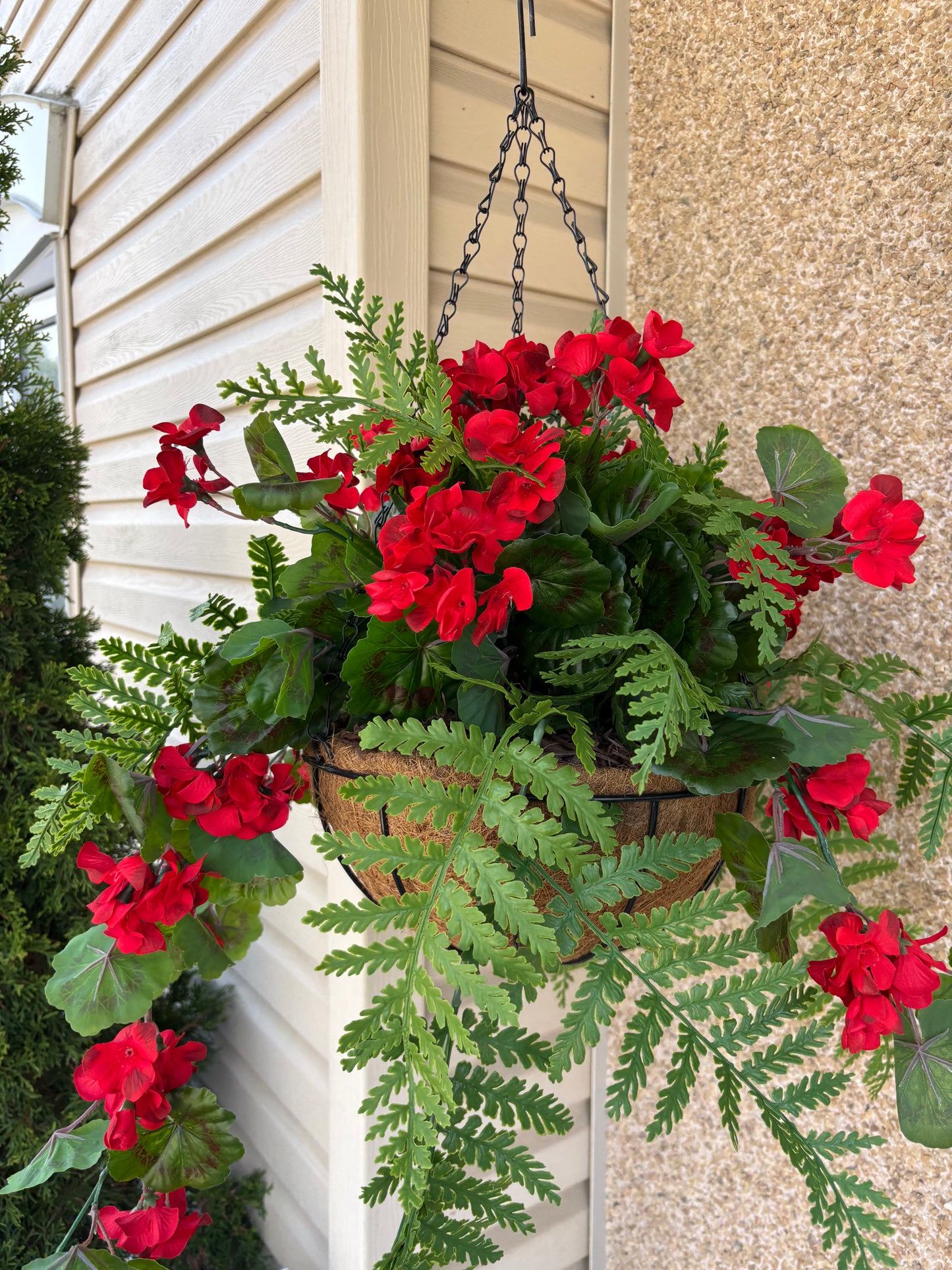 Panier suspendu rustique chic en coco traité UV – Géranium rouge | Collection Camille