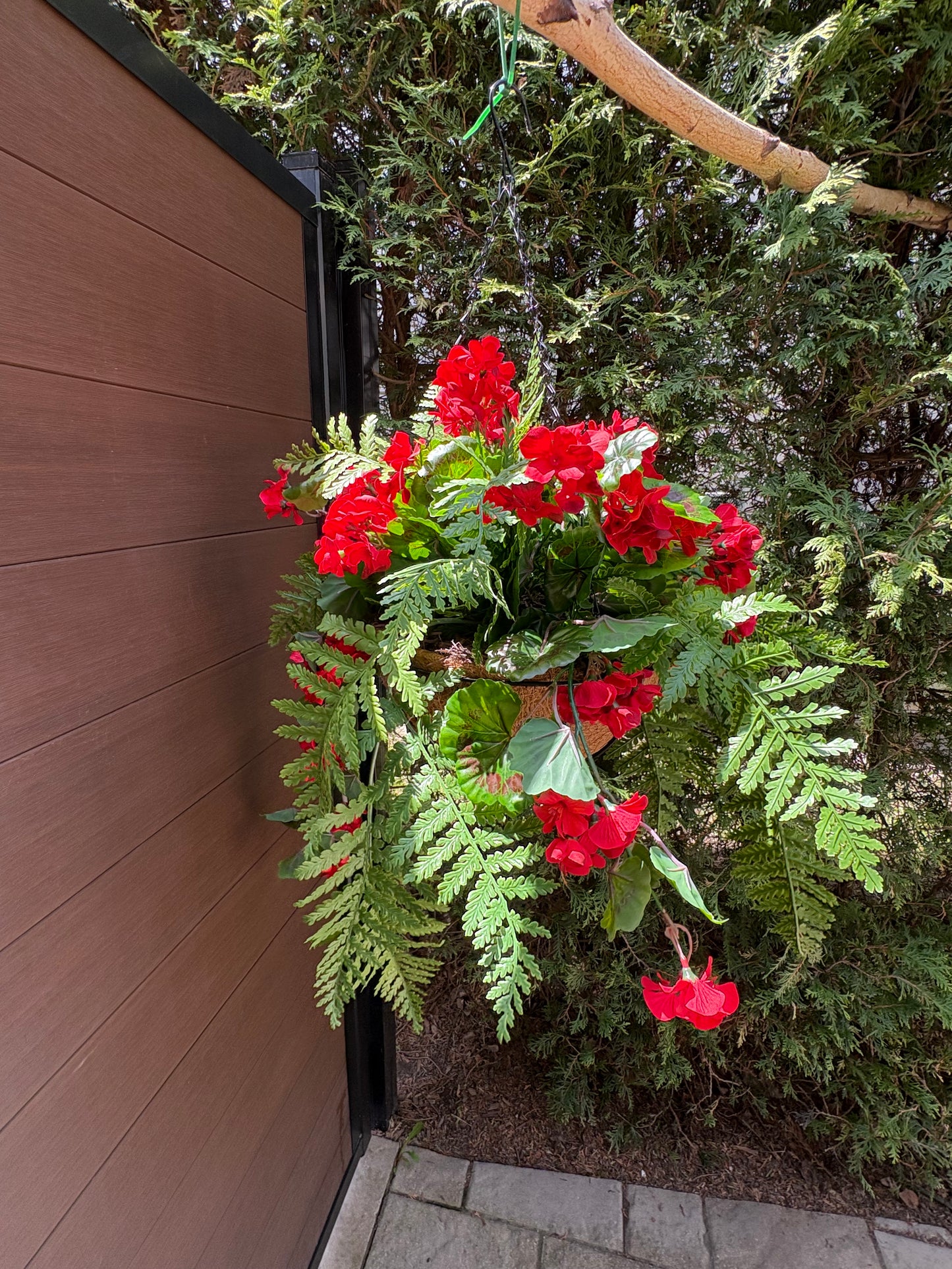 Panier suspendu rustique chic en coco traité UV – Géranium rouge | Collection Camille