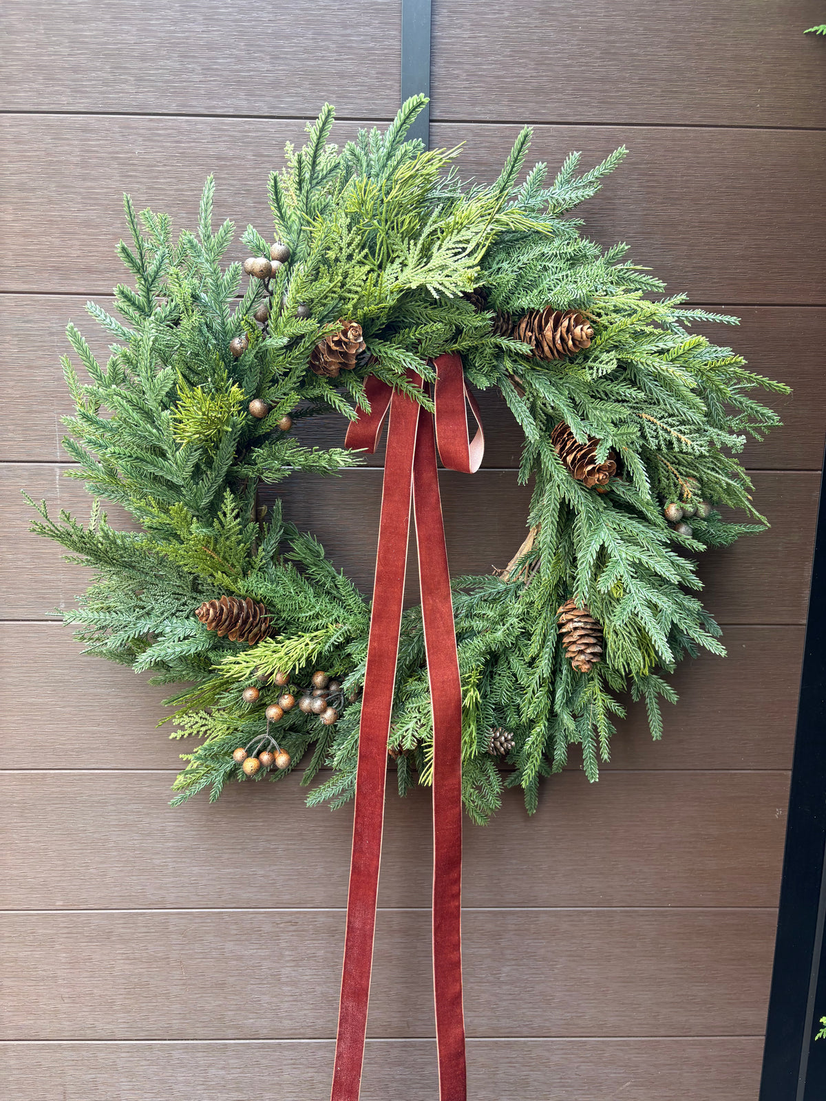 Couronne d’hiver 25 po – Sapinage naturel et ruban de velours brun