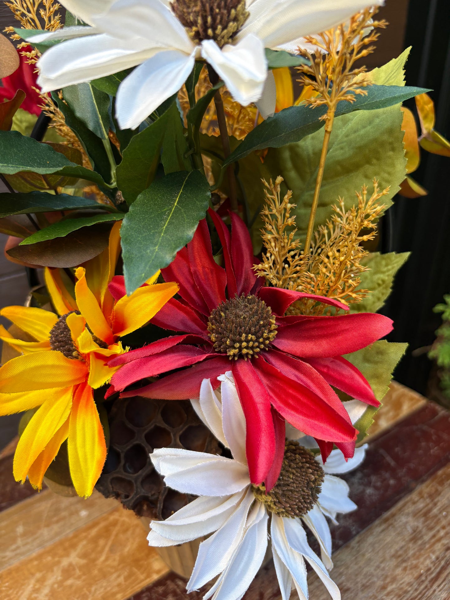 Arrangement floral d’automne coloré – Fleurs sauvages et feuillages