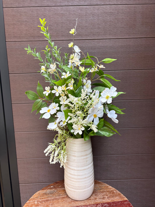 Arrangement floral blanc champêtre en pot céramique – style naturel chic