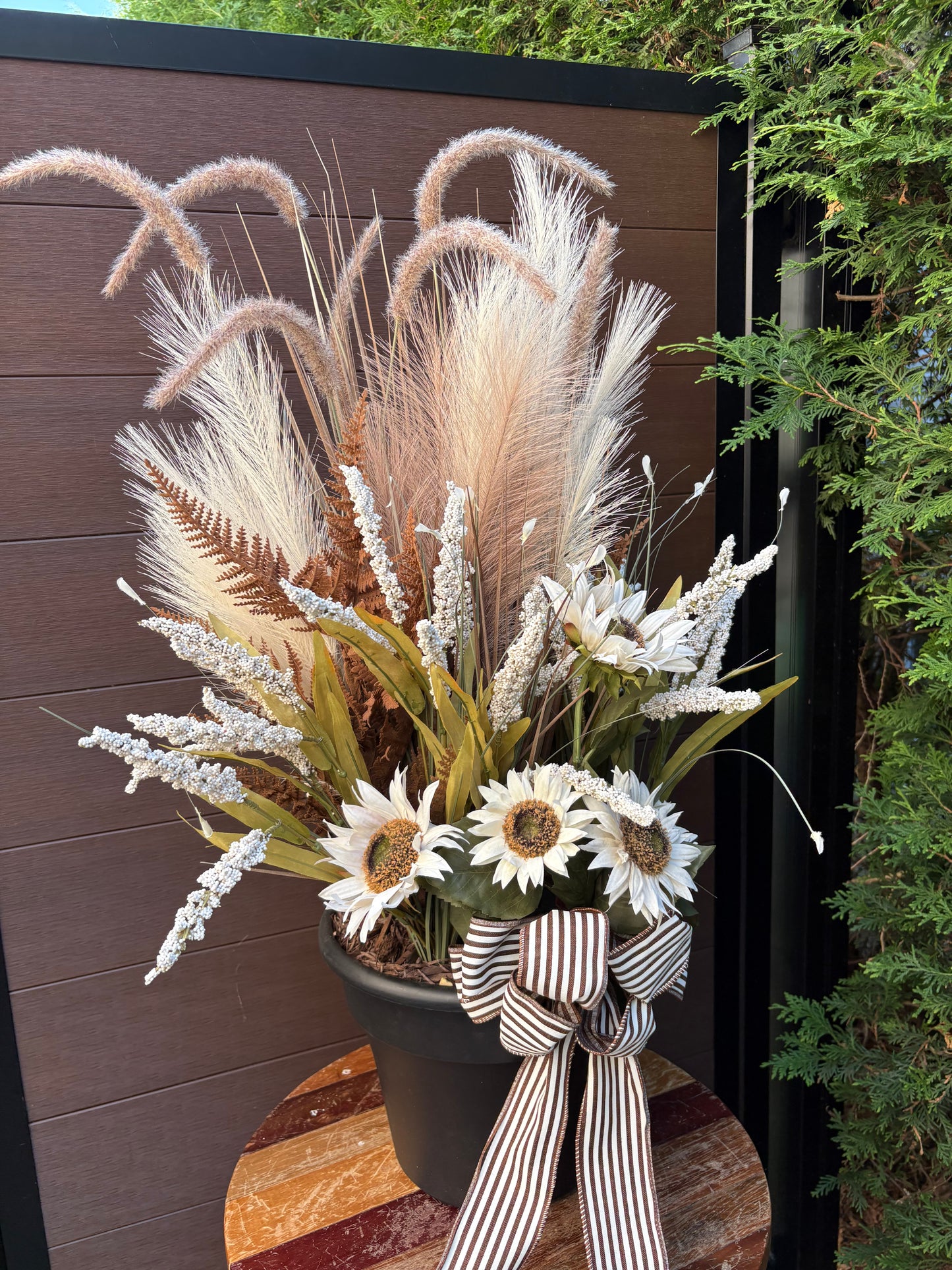 Arrangement d’automne rustique chic – Tournesols blancs et pampas