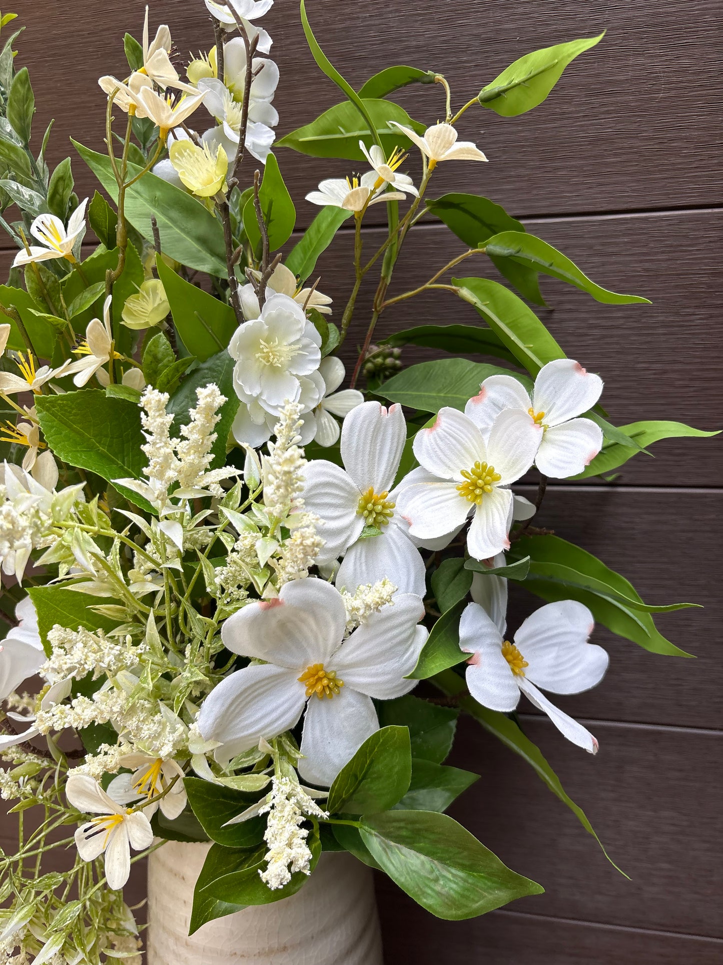 Arrangement floral blanc champêtre en pot céramique – style naturel chic