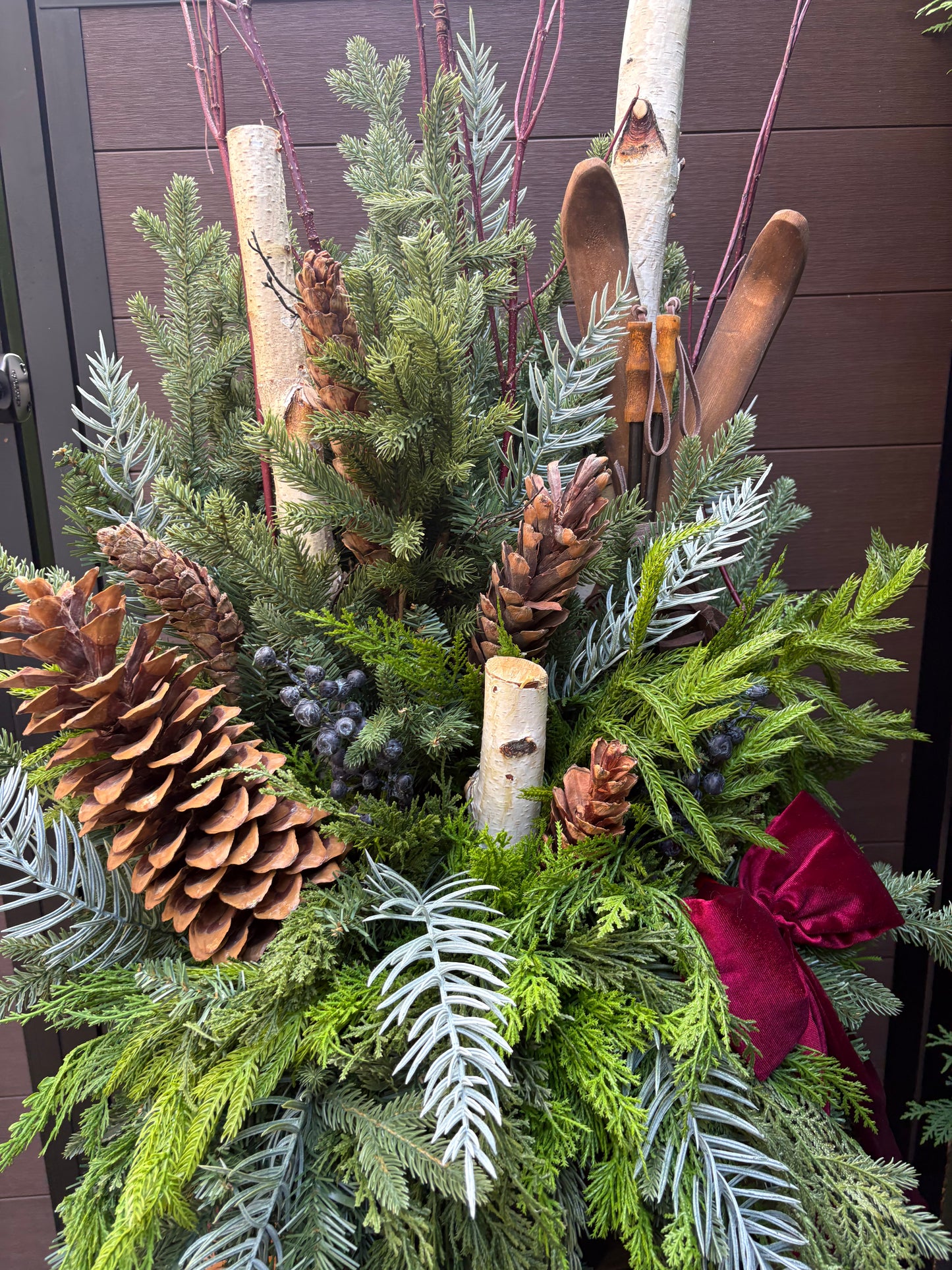 Ensemble décoratif hivernal haut de gamme – arrangement et caisson en bois.