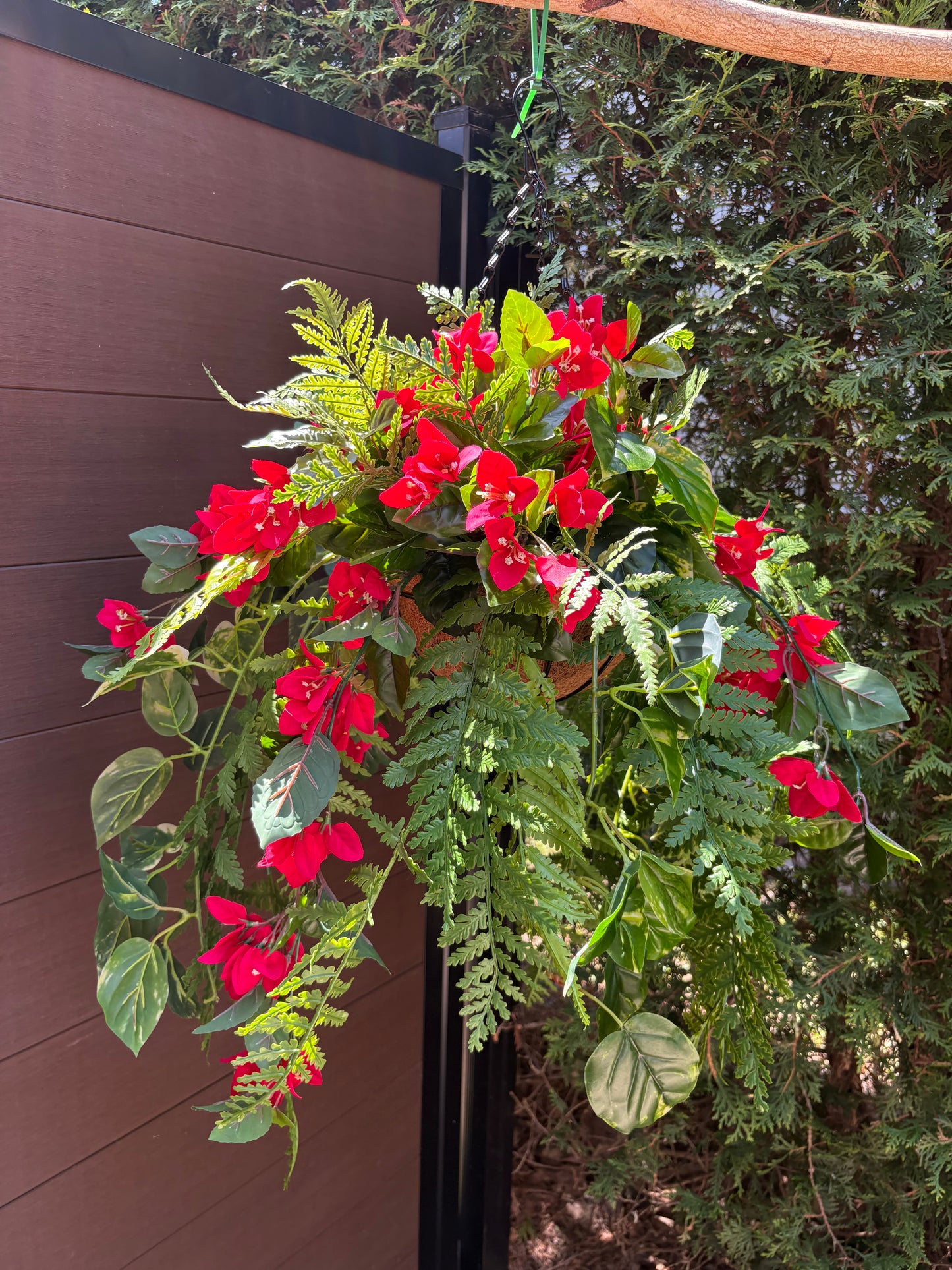 Panier suspendu rustique chic très garni Bougainvillier rouge UV | Collection Béatrice