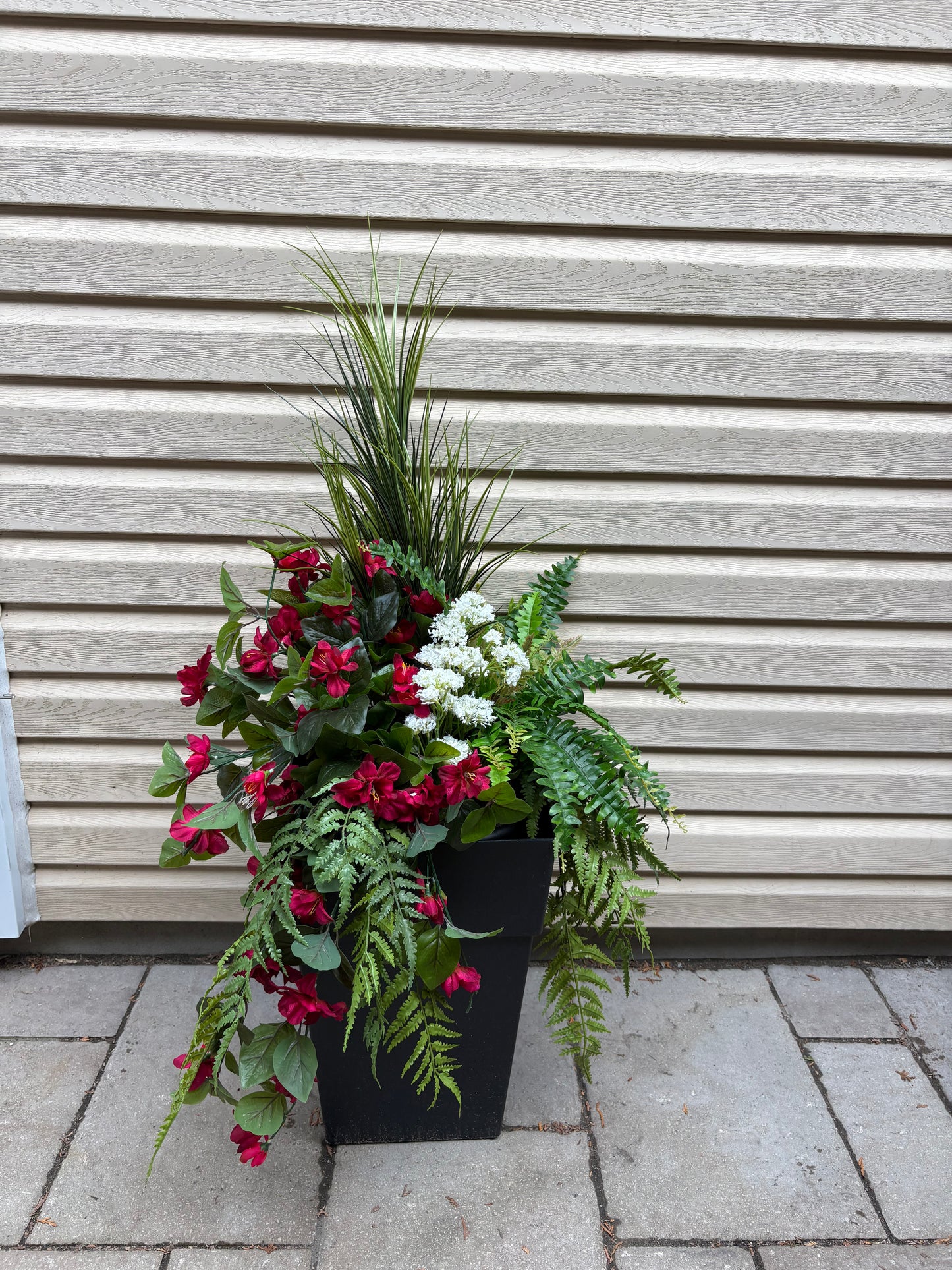 Arrangement extérieur azalée fuchsia, fougères et feuillage luxuriant | Style naturel rustique chic
