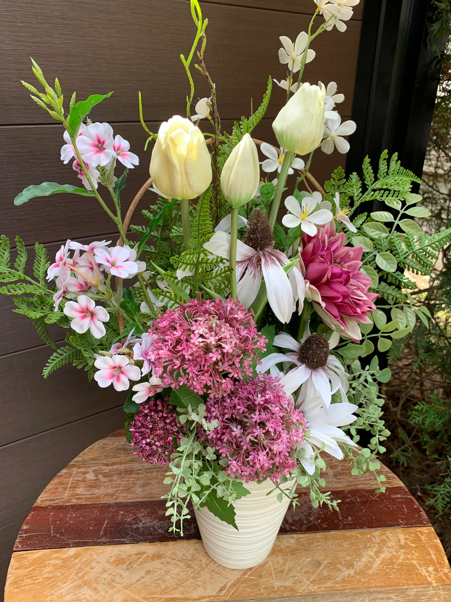 Arrangement floral printanier – Tons rose et crème