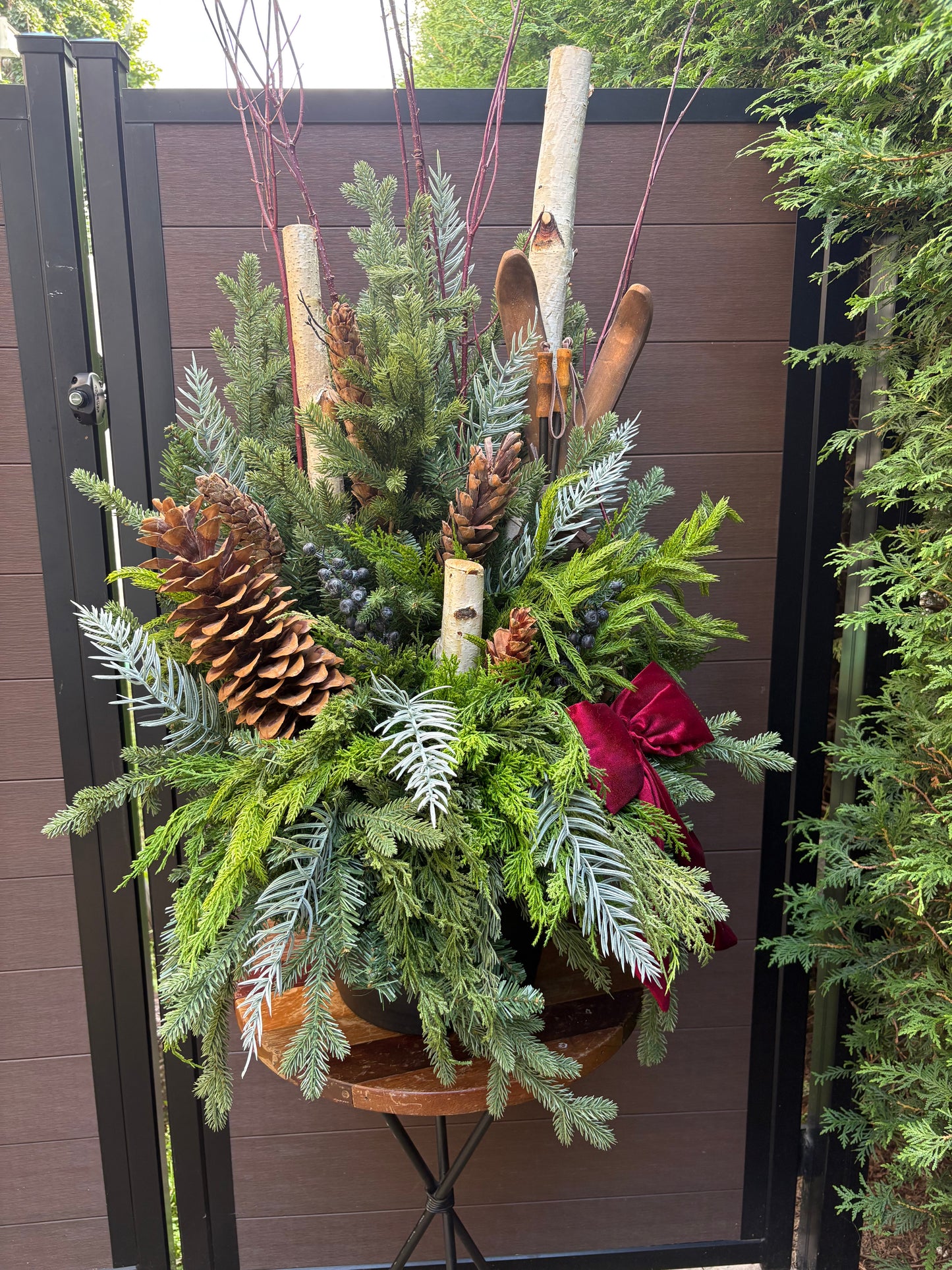 Ensemble décoratif hivernal haut de gamme – arrangement et caisson en bois.