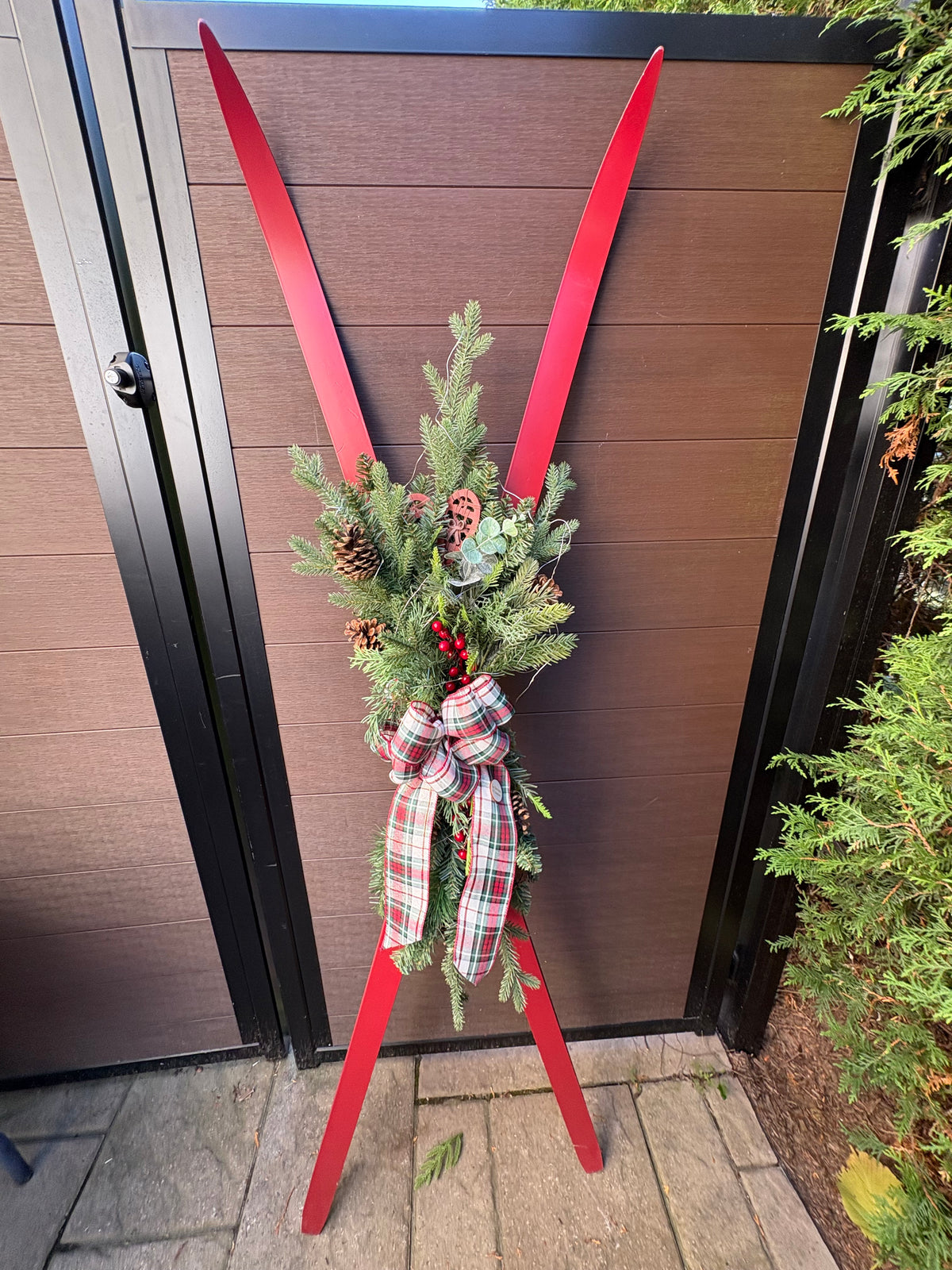 Skis vintage rouges décoratifs de 70 pouces – Décoration hivernale rustique chic
