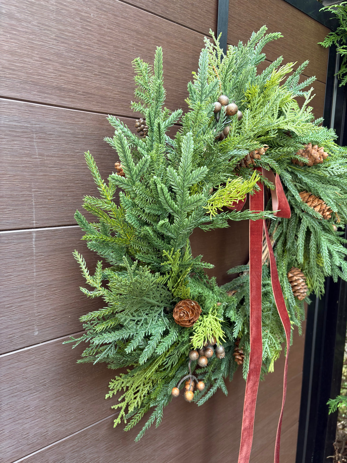 Couronne d’hiver 25 po – Sapinage naturel et ruban de velours brun