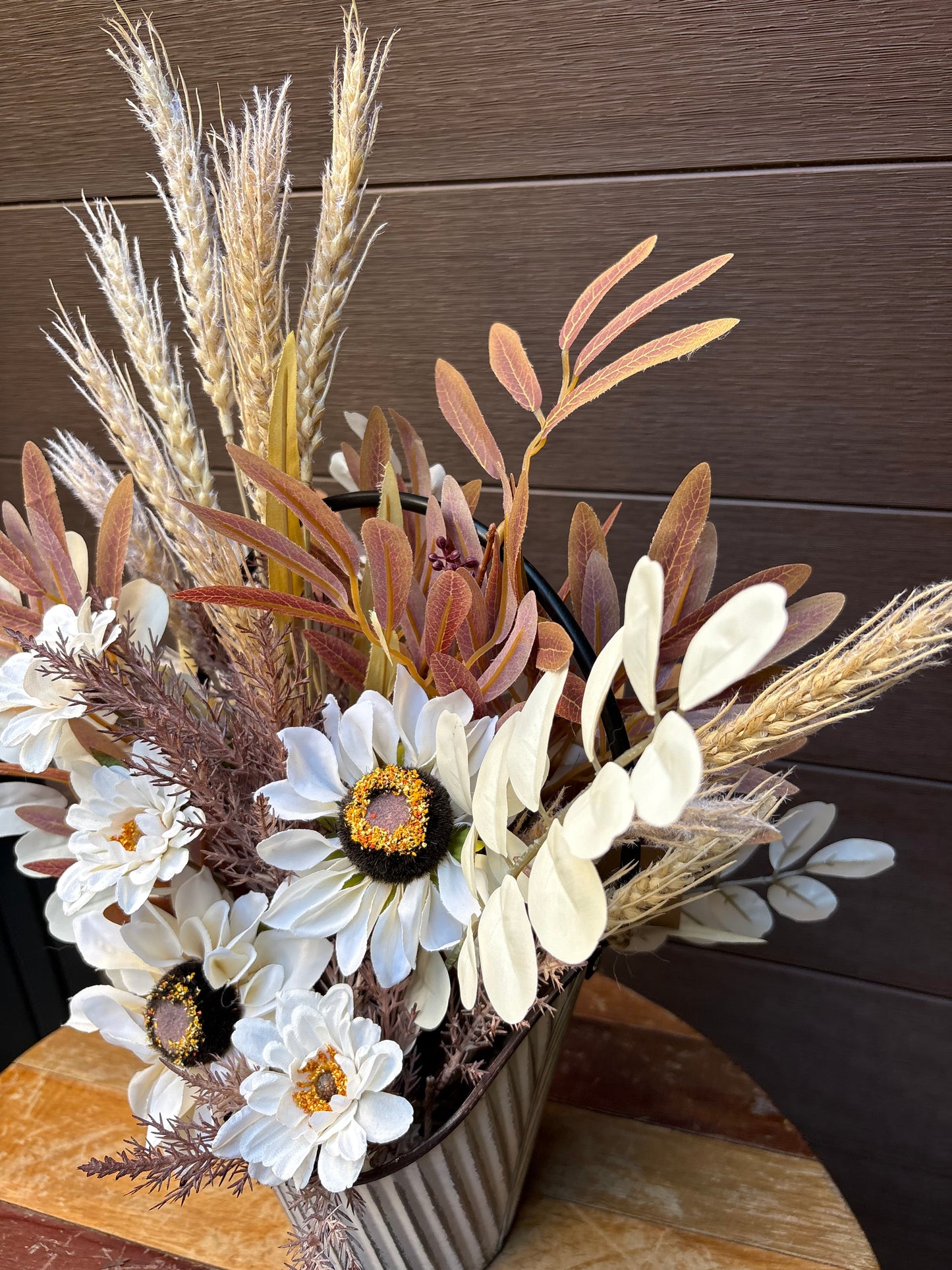 Arrangement floral d’automne champêtre – Fleurs blanches et feuillages naturels