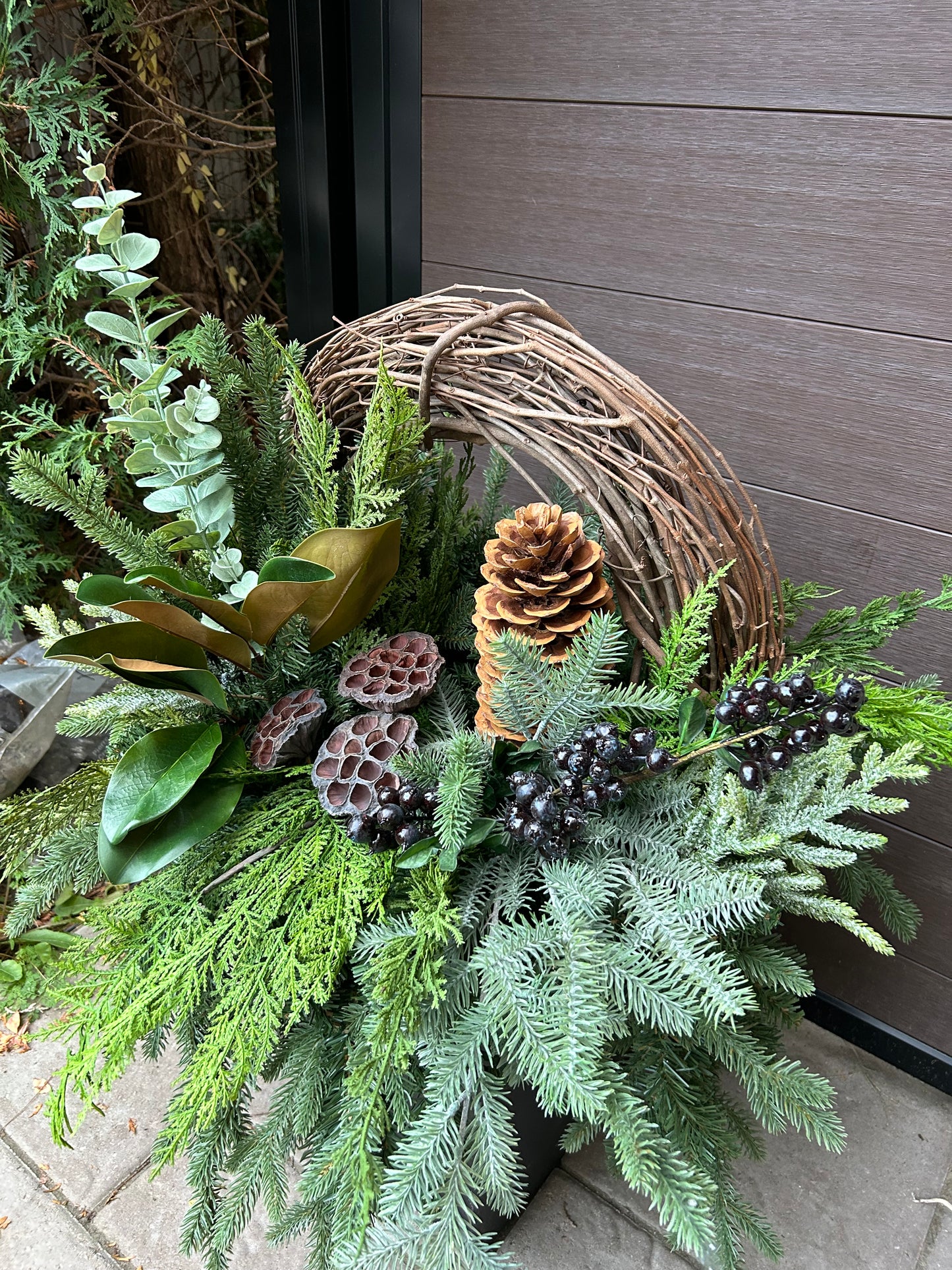 Arrangement hivernal naturel en pot – Verdure, cocottes et couronne de vigne