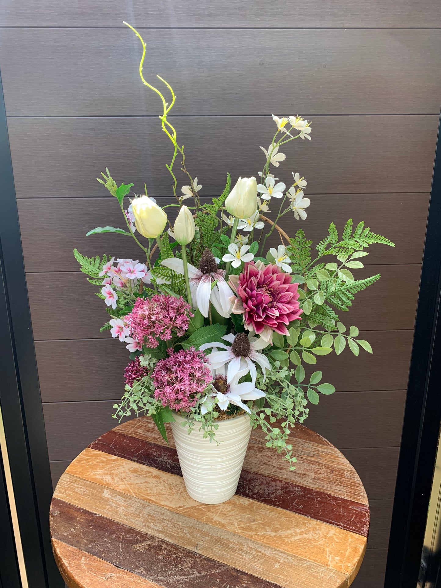 Arrangement floral printanier – Tons rose et crème