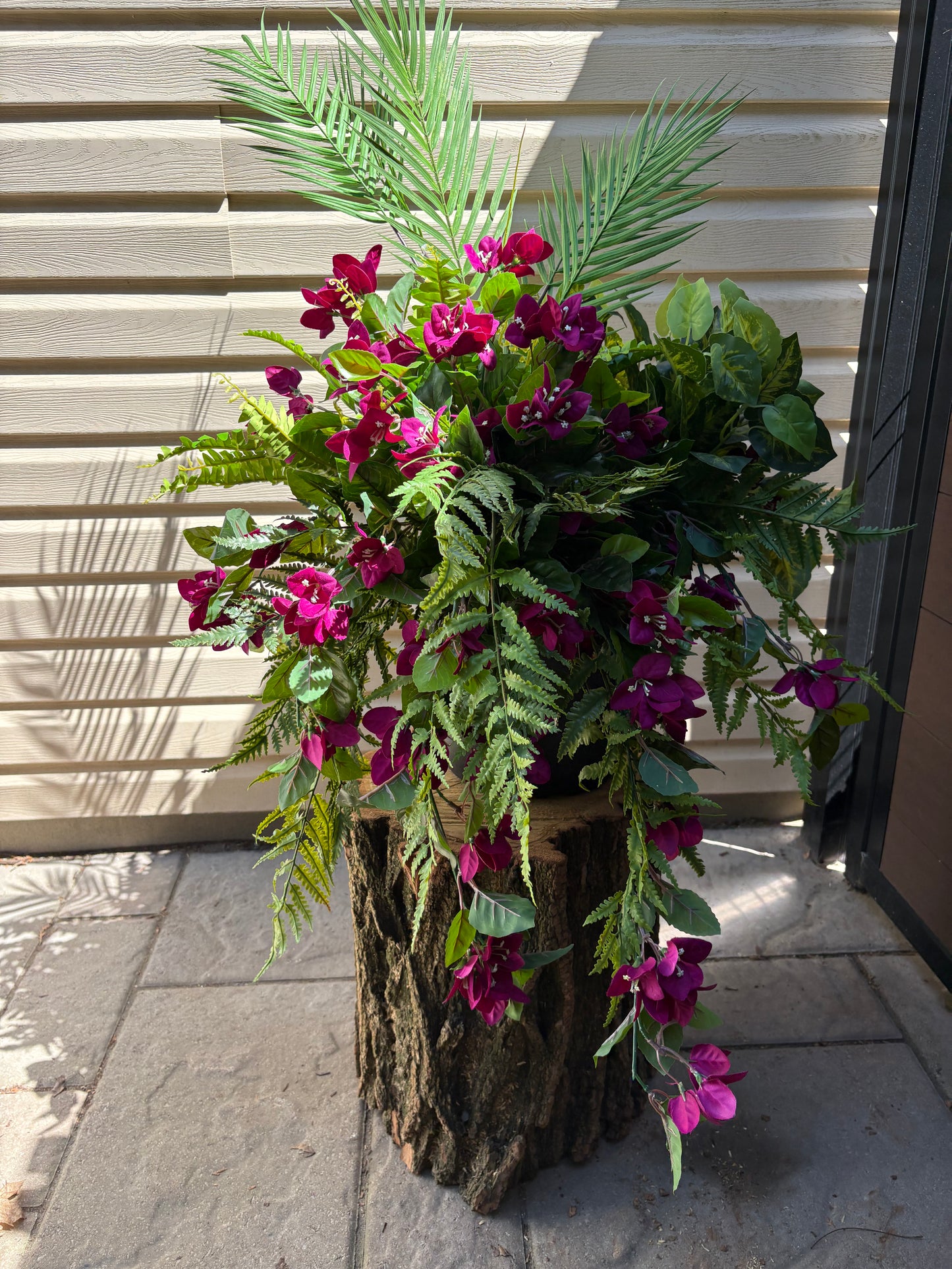 Arrangement bougainvillier prune et feuillage – style tropical chic