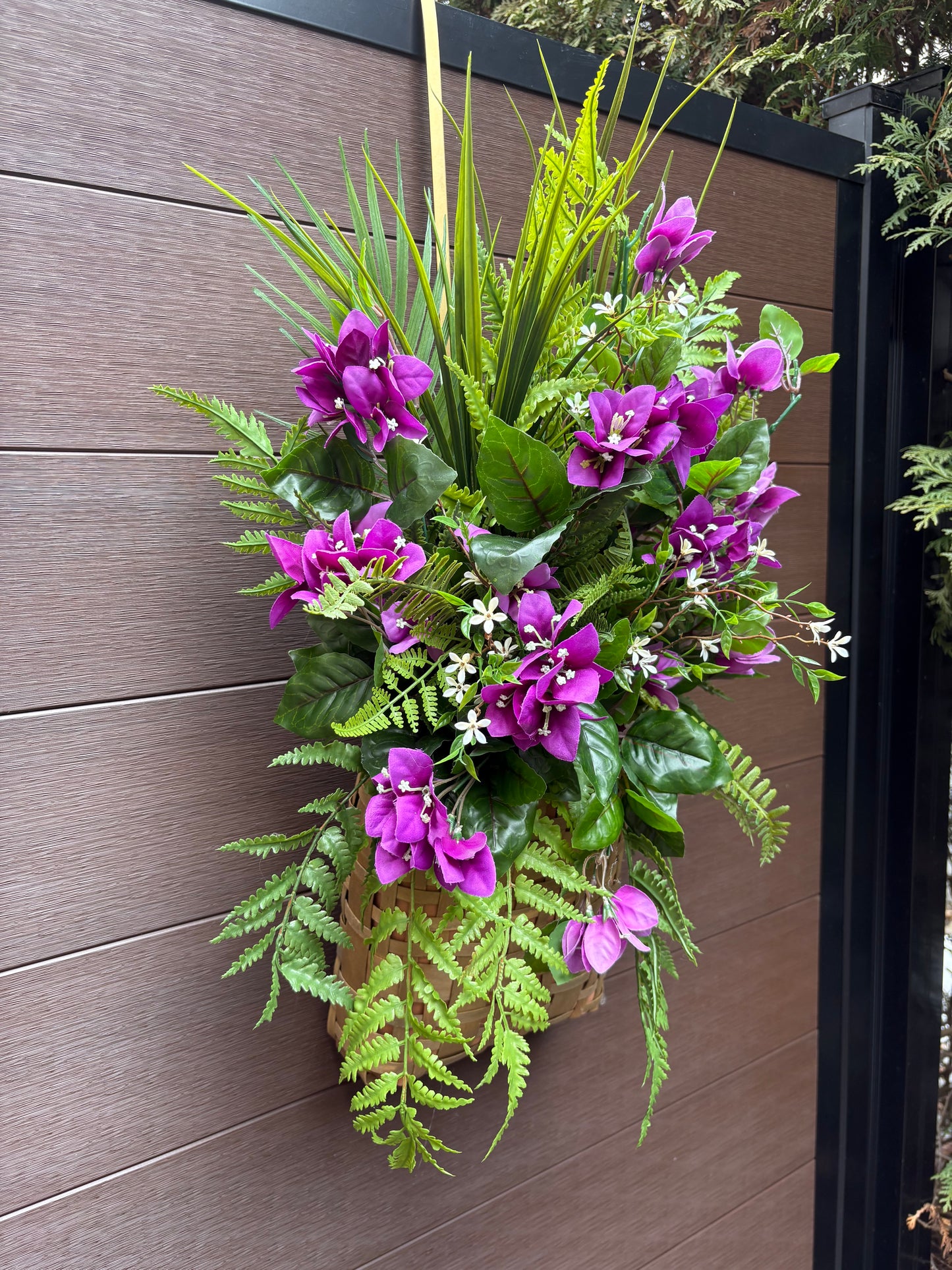 Panier mural fleuri bougainvillier violet – décoration extérieure luxuriante rustique chic