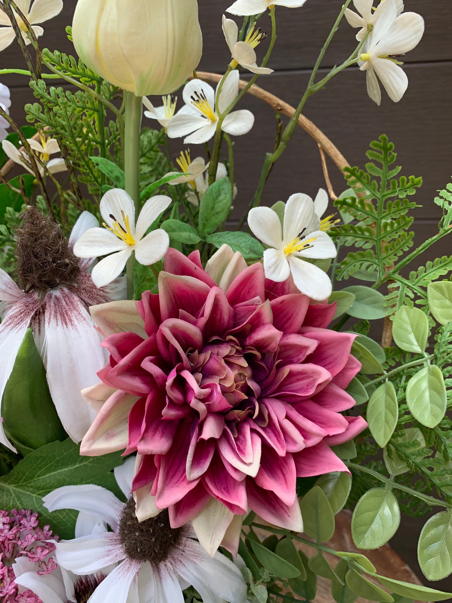 Arrangement floral printanier – Tons rose et crème
