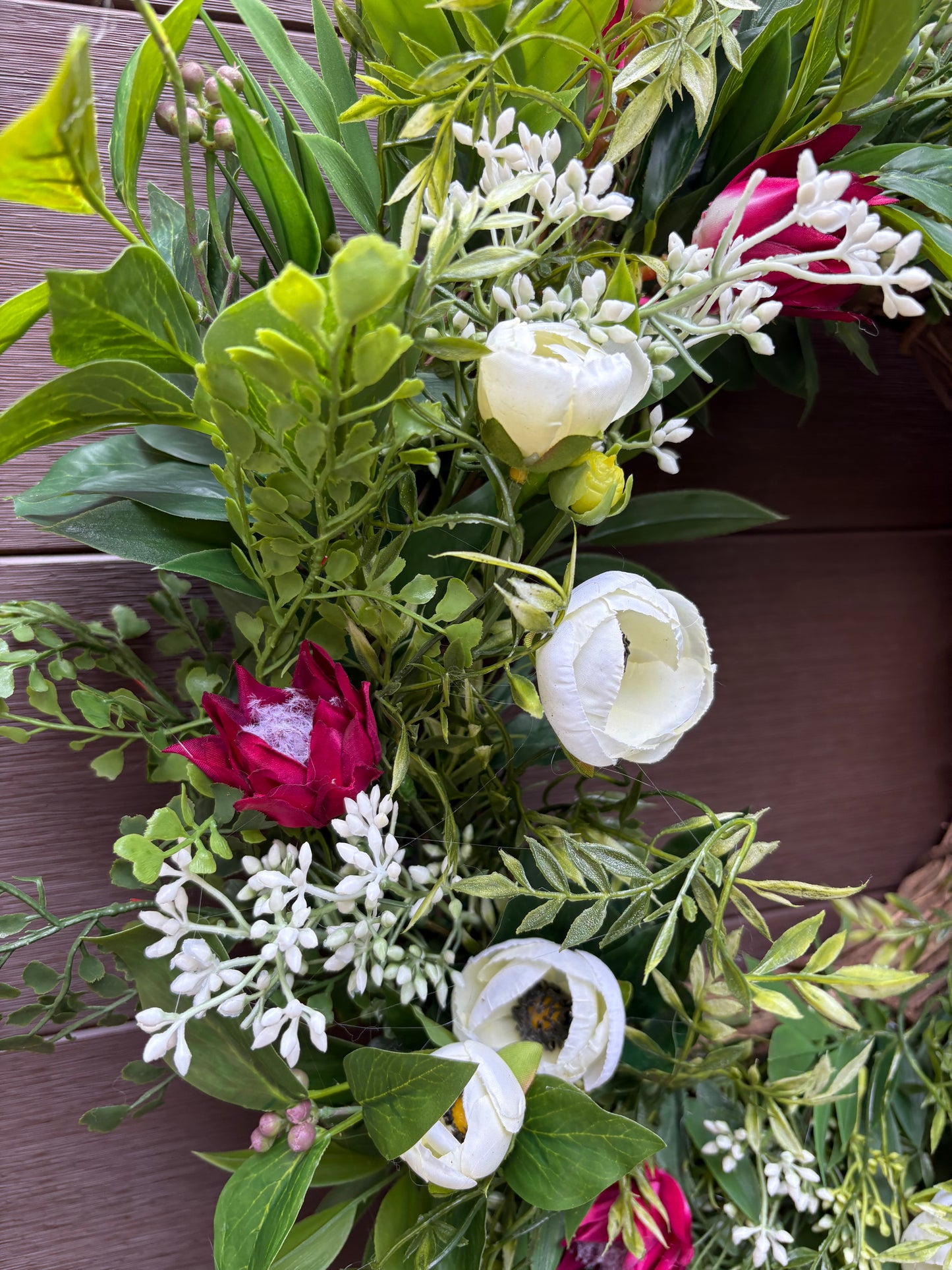 Couronne florale ruscus, fougère, ranunculus et protea sauvage