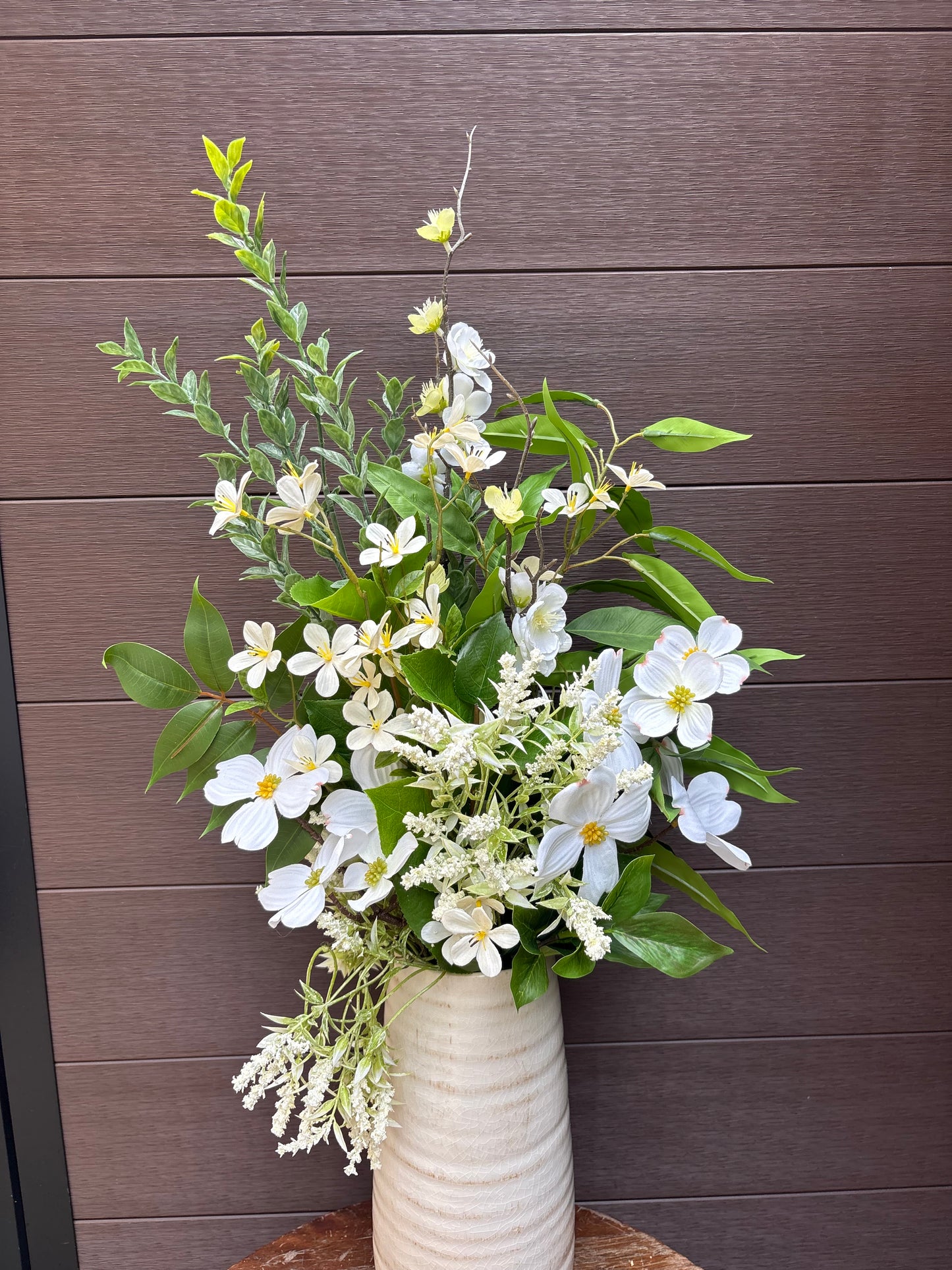 Arrangement floral blanc champêtre en pot céramique – style naturel chic