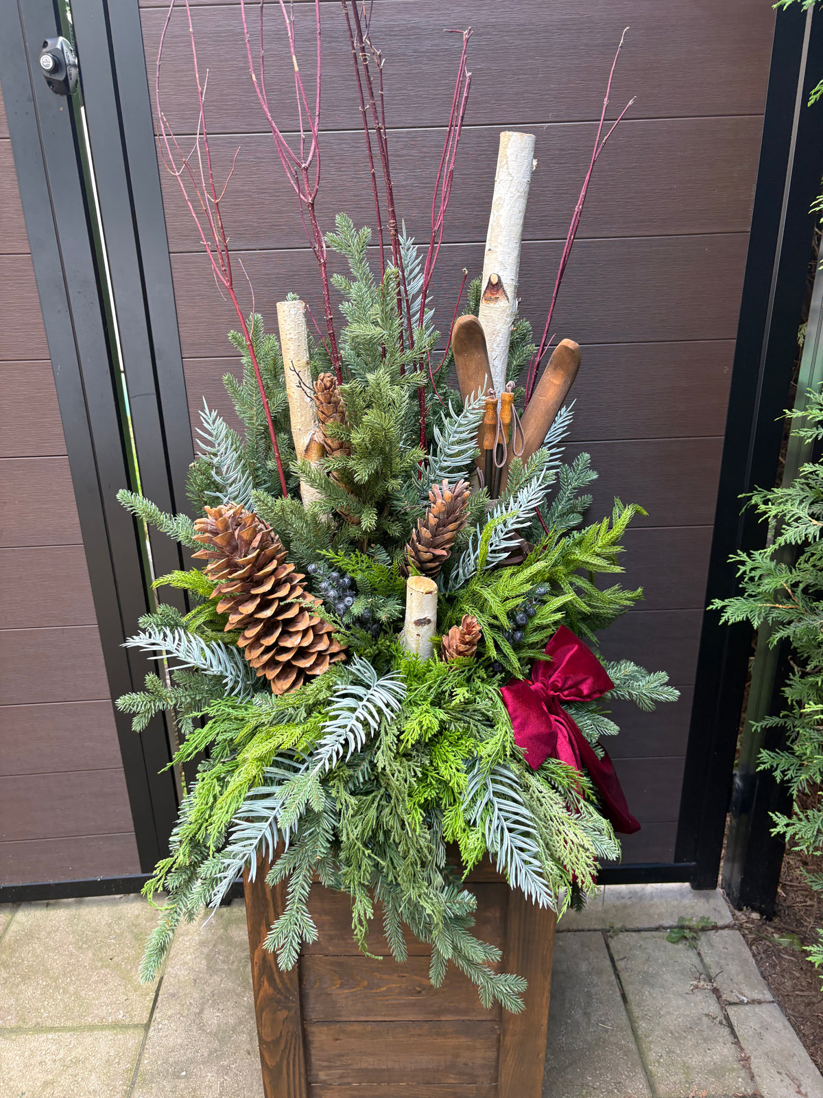 Ensemble décoratif hivernal haut de gamme – arrangement et caisson en bois.
