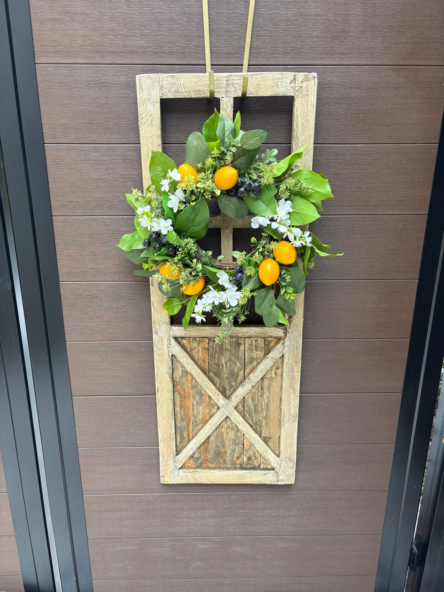 Porte décorative en bois avec couronne citron et verdure – déco murale rustique