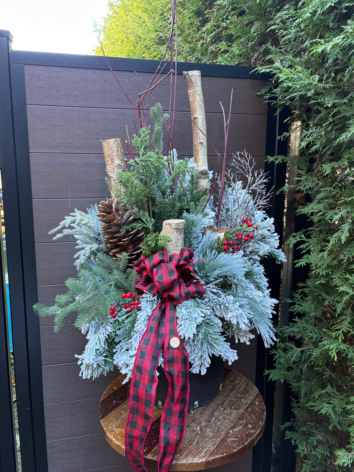 Arrangement hivernal enneigé de 42 po – Bouleau, baies rouges et ruban à carreaux