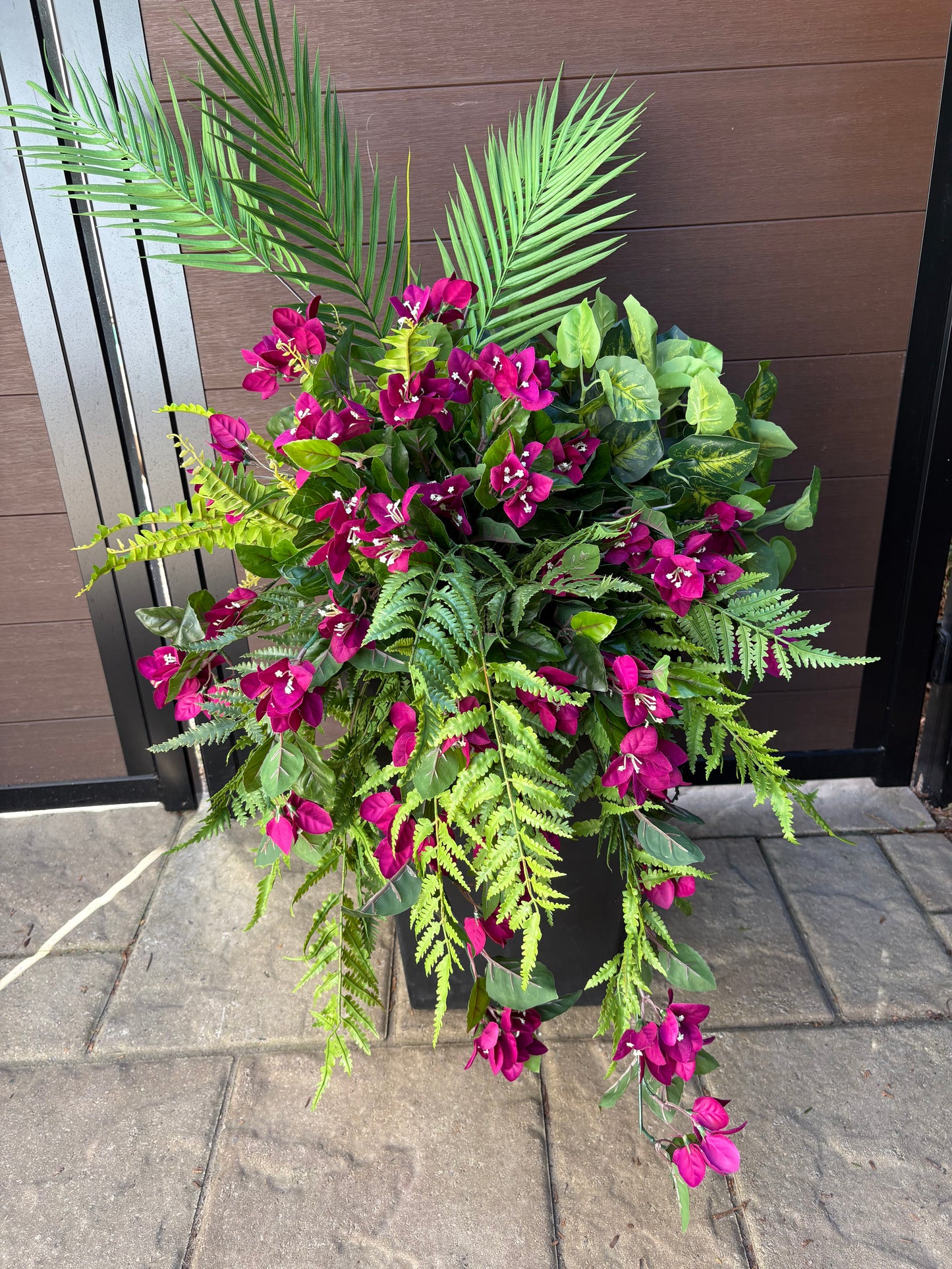 Arrangement bougainvillier prune et feuillage – style tropical chic