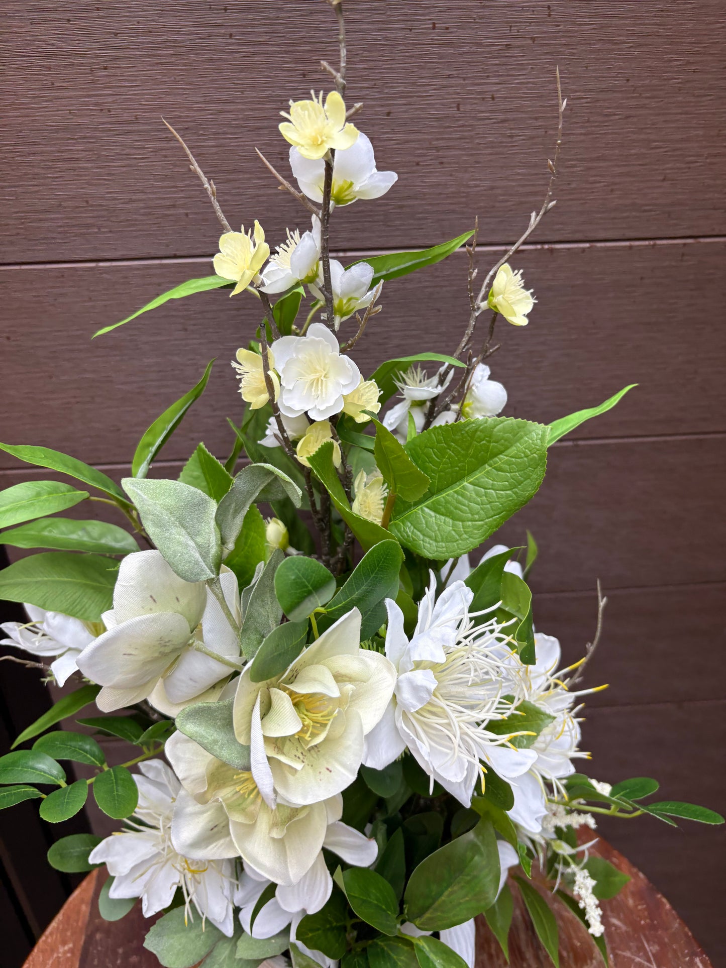 Arrangement floral blanc champêtre en pot – style naturel chic