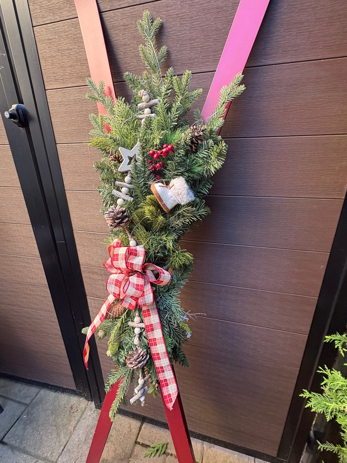Skis décoratifs rouges de 72 pouces | Décoration hivernale rustique chic avec sapinage