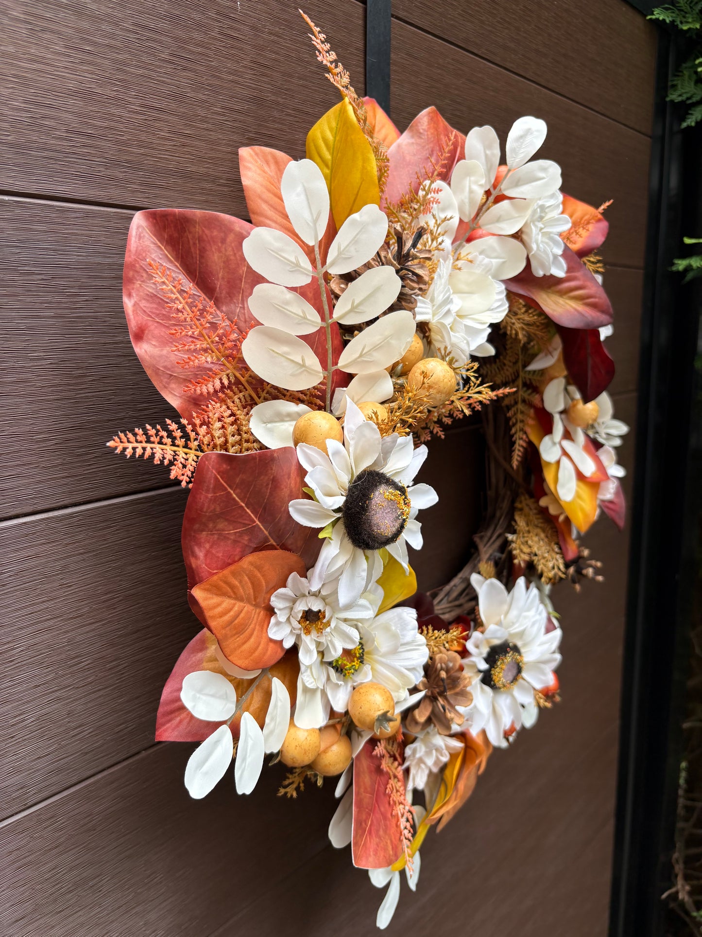 Couronne d’automne aux fleurs blanches et feuillage cuivré